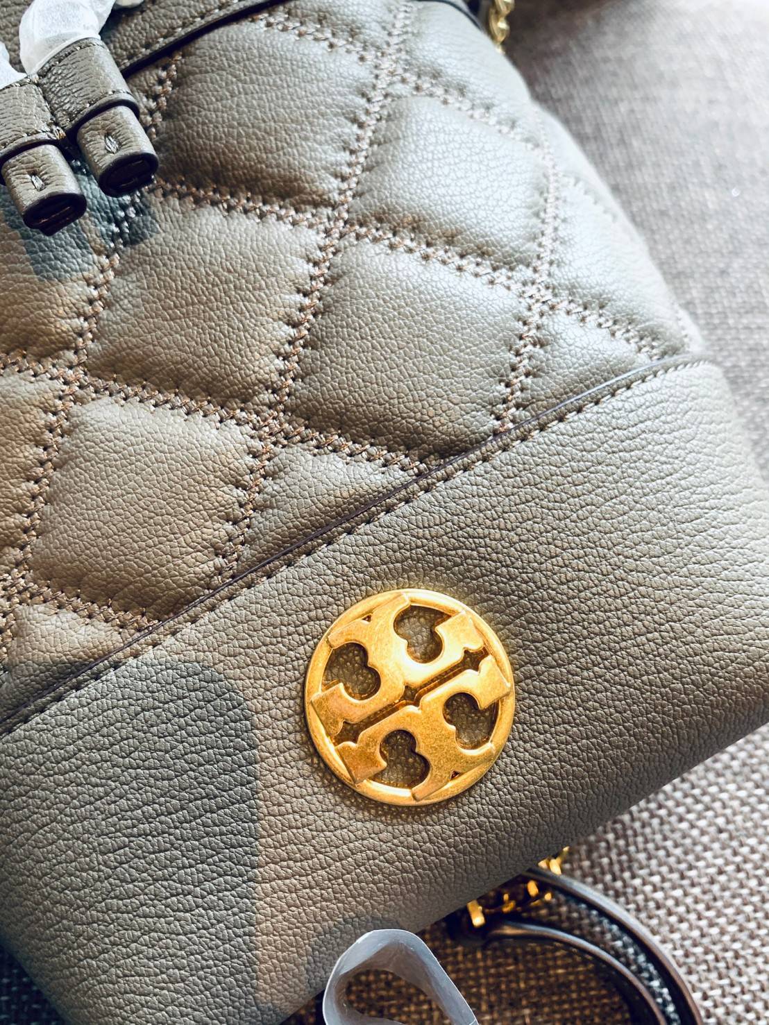 น้องสวยเกินเบอร์ คุณภาพแน่น จำนวนจำกัด! TORY BURCH MINI WILLA BUCKET BAG พร้อมส่งที่ไทย แนะนำต้องมีค่า กระเป๋าทรงจนมจีบ หนังแกะแท้((หนังแกะจะมีคุณภาพดีและแพงกว่าหนังวัวนะคะ)) ลายหนังสวย เดินด้ายลายนวม สัมผัสแล้วสาวๆหลงรักแน่นอนค่าา
