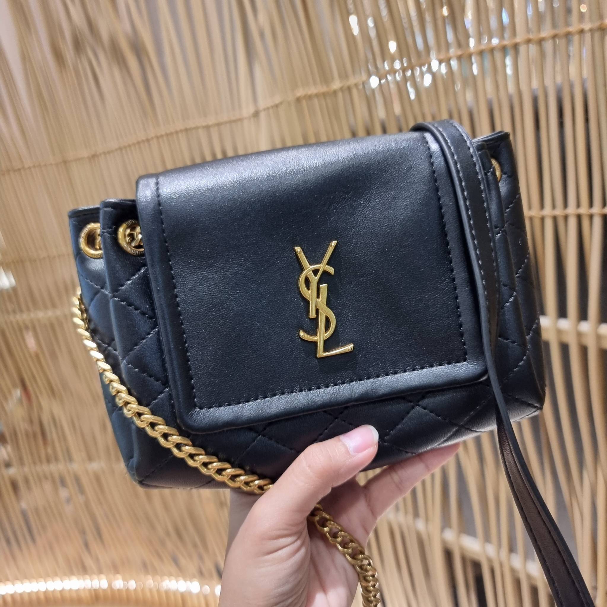 Yves Saint laurent mini nolita in lambskin / YSL mini nolita น้องสาวคนสวยที่ต้องตาเมื่อแรกเห็น กระเป๋าสะพายดีไซน์หรู ไซส์มินิ แบรนด์นี้ไม่เคยทำให้ผิดหวังจริงๆ ด้วยดีเทลความเรียบง่ายแต่มีความหรูอยู่ในตัว วัสดุหนังแกะ สัมผัสดีงามมากๆ เปิด-ปิดด้วยกระดุมแม่เห