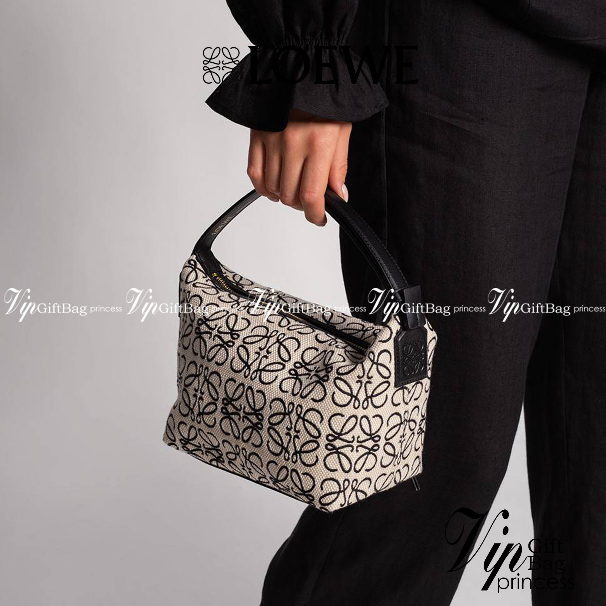 LOEWE SMALL CUBI BAG คอลเลคชั่นยอดฮิต กับสีใหม่ล่าสุด กระเป๋าทรงพอช ใบกำลังสวย ดีไซน์ดีเทลน่ารัก ด้วยลวดลายปักบนผืนผ้าคอตตอน มาพร้อมสายสะพายในตัว ที่ปรับความยาวได้อีกเล็กน้อย คล้องไหล่ คล้องแขนได้แบบสบายๆ เปิด-ปิดด้วยซิป ภายในเป็นช่องโล่ง มีช่องแบ่งอีกช่อ