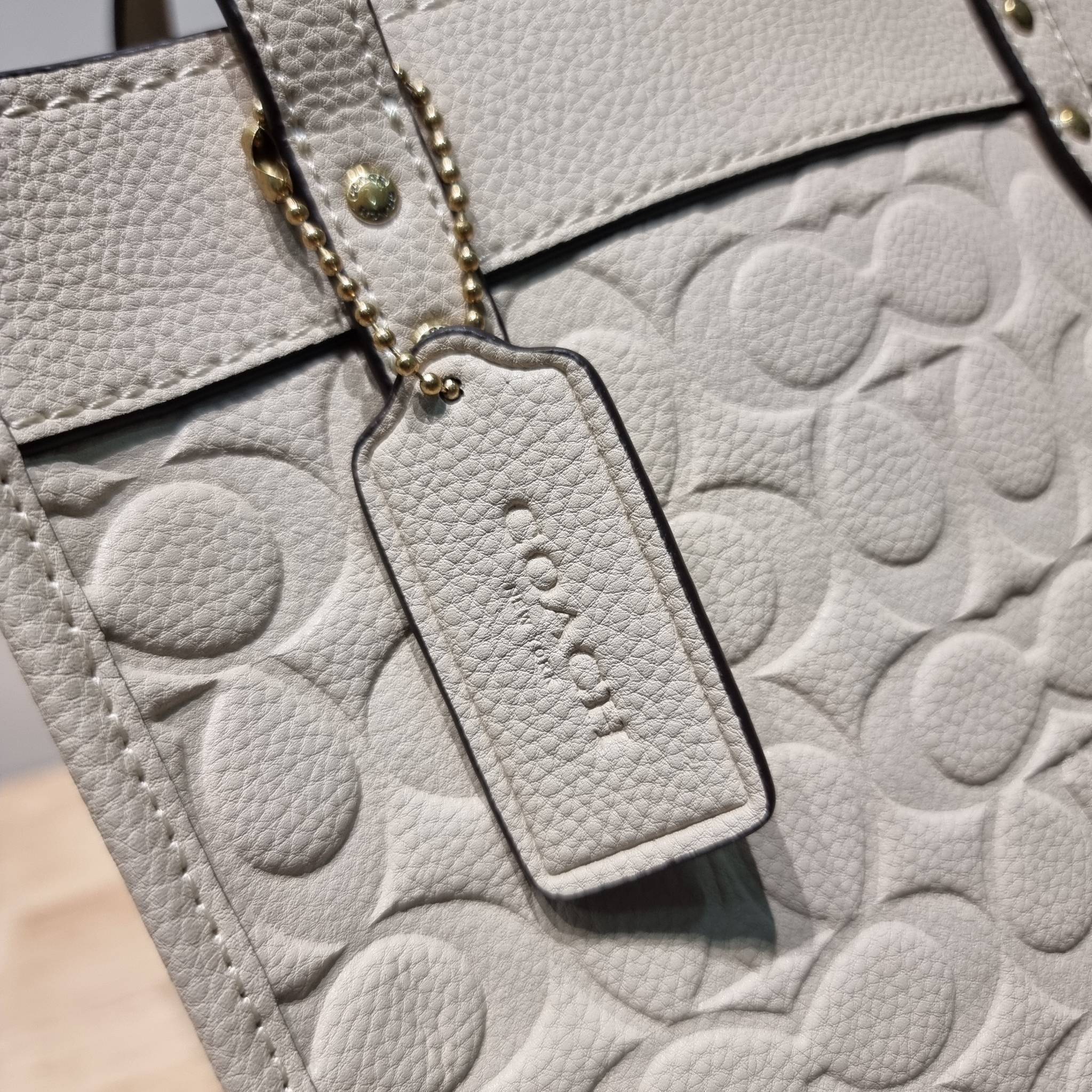 COACH C4829 FIELD TOTE 22 IN SIGNATURE LEATHER คอลเลคชั่นสุดหรู กับกระเป๋าทรงโท้ท ไซส์กำลังสวย ดีเทลหนังปั๊มเต็มใบ สีโทนผู้ดีม้าก บวกกับสายสะพายสีตัดกับกระเป๋า เพิ่มมูลค่าไปอีก ทำให้ไอเท็มนี้ดึงดูดทุกสายตา