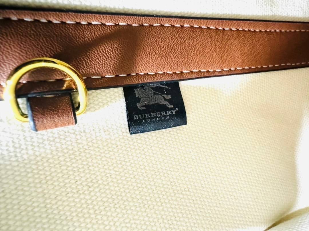 BURBERRY FRAGRANCES CROSSBODY BUCKET BAG กระเป๋าทรงบัคเก็ต รุ่นวินเทจสวยหรูอยู่ทรง มาพร้อมกระเป๋าคลัชใบเล็กสีน้ำตาลเข้าชุด จุของได้เยอะ งานจริงสวยน่าใช้มากๆ