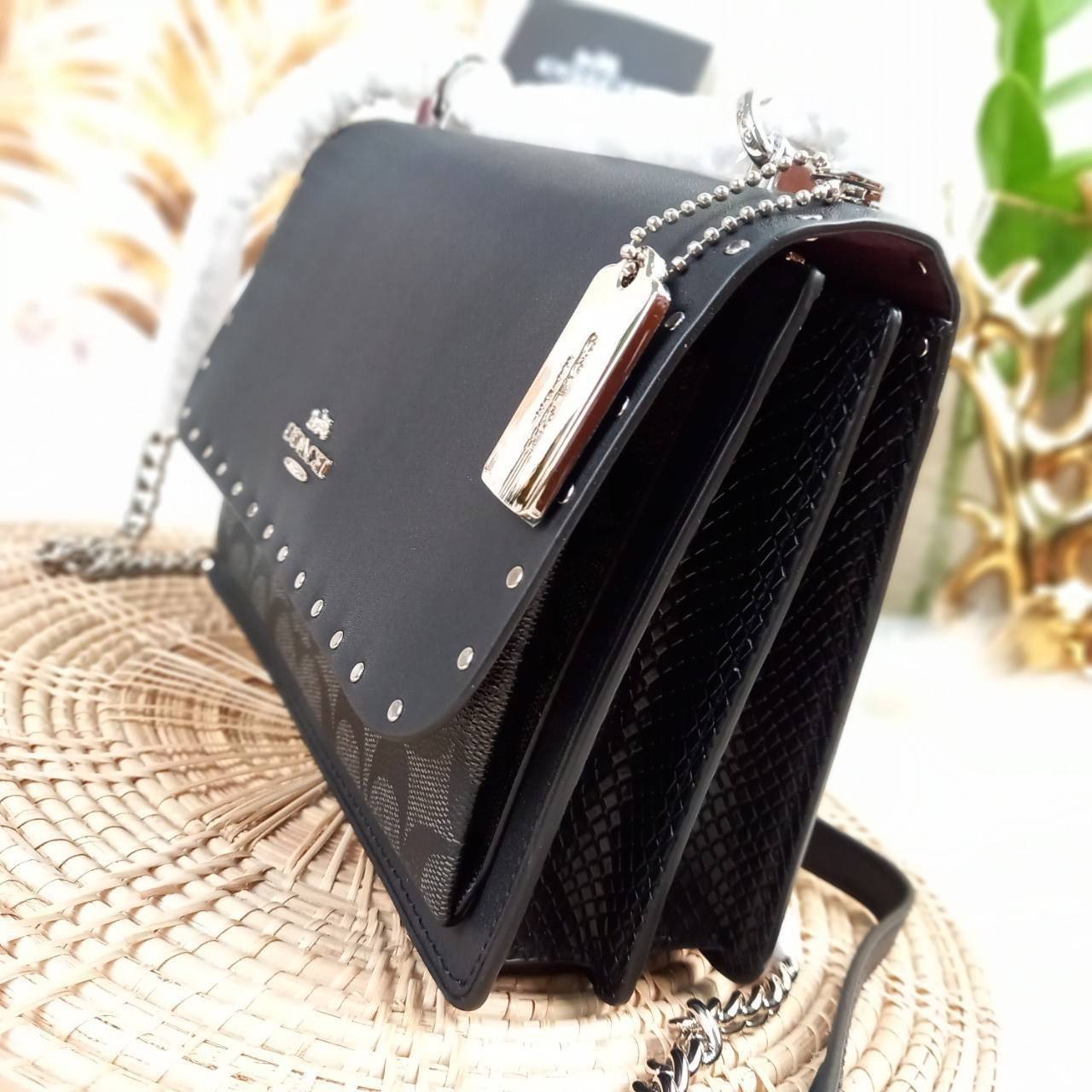 COACH KLARE CROSSBODY IN SIGNATURE CANVAS WITH RIVETS (90400) กระเป๋าถือ กระเป๋าสะพาย รูปทรงสวยงามสุดคลาสสิค แมทท์ง่ายเข้าได้กับทุกลุค แอบกระซิบดังๆนิดนึงว่า! ใบจริงสวยม๊ากก!!// วัสดุแคนวาส ผสมหนังแท้ อยู่ทรง รูปทรงสวยม๊ากก!// ด้านในแบ่งช่องให้ถึง 4 ช่อง 