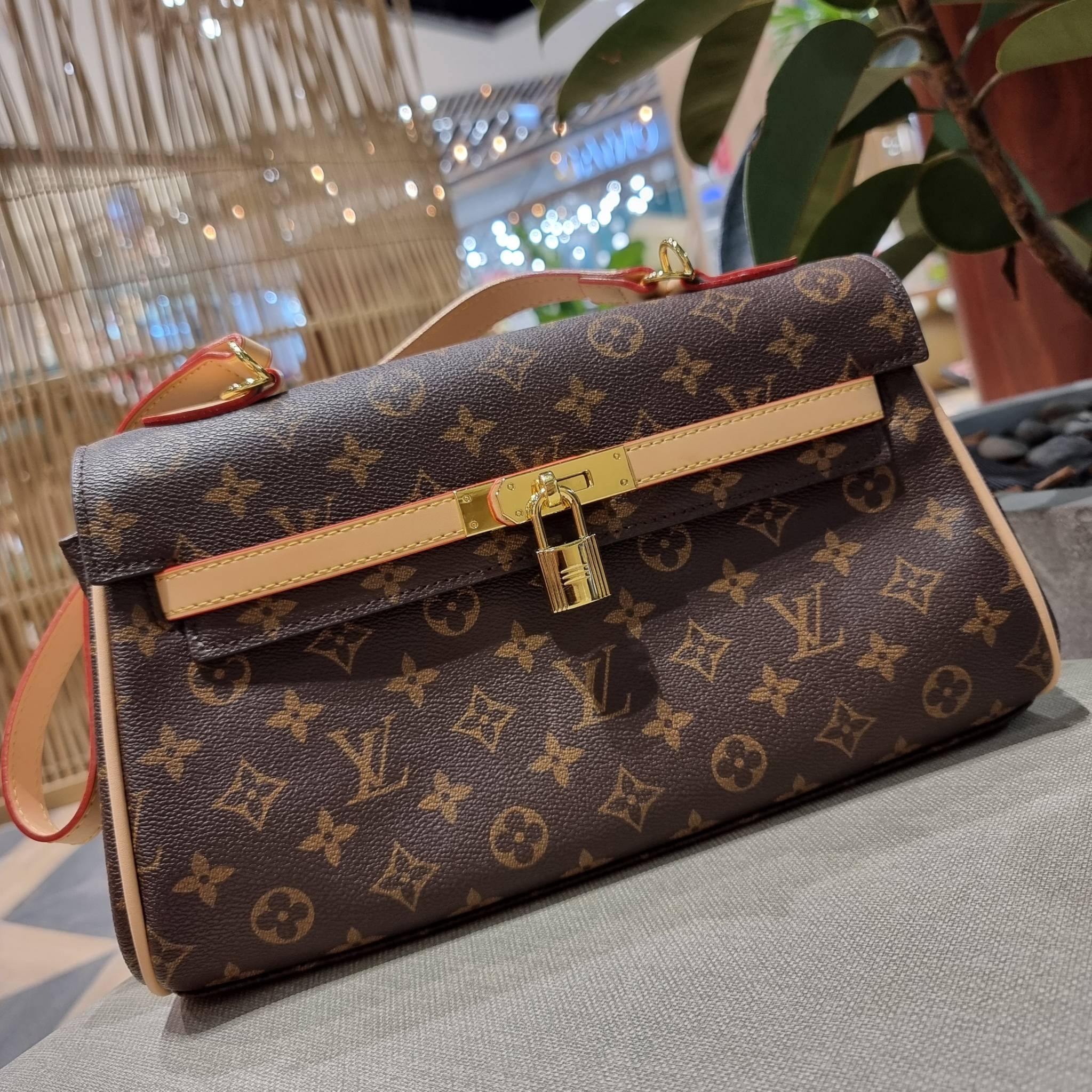 LV MONOGRAM SHOULDER BAG กระเป๋าสะพายทรงสวย ใบใหญ่กำลังดี รับรองว่าจุจริง ดีไซน์สายคาดตกแต่ง และปรับทรงได้ เพิ่มดีเทลให้กระเป๋าดูมีลูกเล่นขึ้น วัสดุหนังแคนวาส มาพร้อมหูจับในตัว และยังมีสายครอสสปอร์ตให้อีกเส้น เปิด-ปิดด้วยอะไหล่บิดล็อค ภายในโล่งกว้างมาก ใส