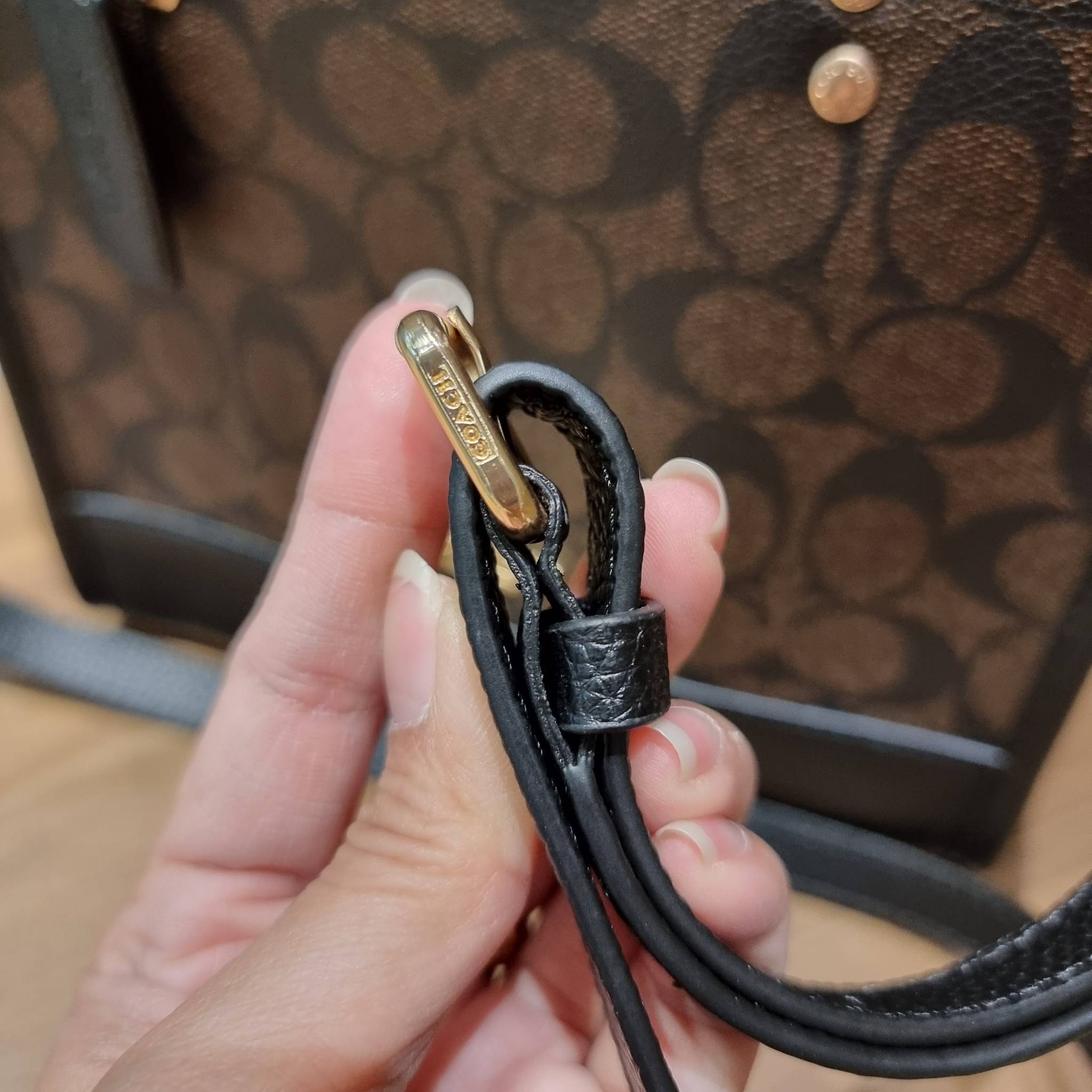 OUTLET 】COACH C5122 DEMPSEY TOTE 22 IN SIGNATURE CANVAS แรงดี กระหน่ำยอดสั่งซื้อมากจ้าแม่!! กระเป๋าทรงโท้ท 22 ที่ขนาดน่ารักน่าใช้มากๆ สาวๆถูกอกถูกใจกันนับไม่ถ้วน!! ฟังก์ชั่นการใช้งานสะดวกที่สุด มีทั้งสายคล้องในตัว และสายครอสบอดี้ ดีไซน์คลาสสิคเรียบหรู วัส