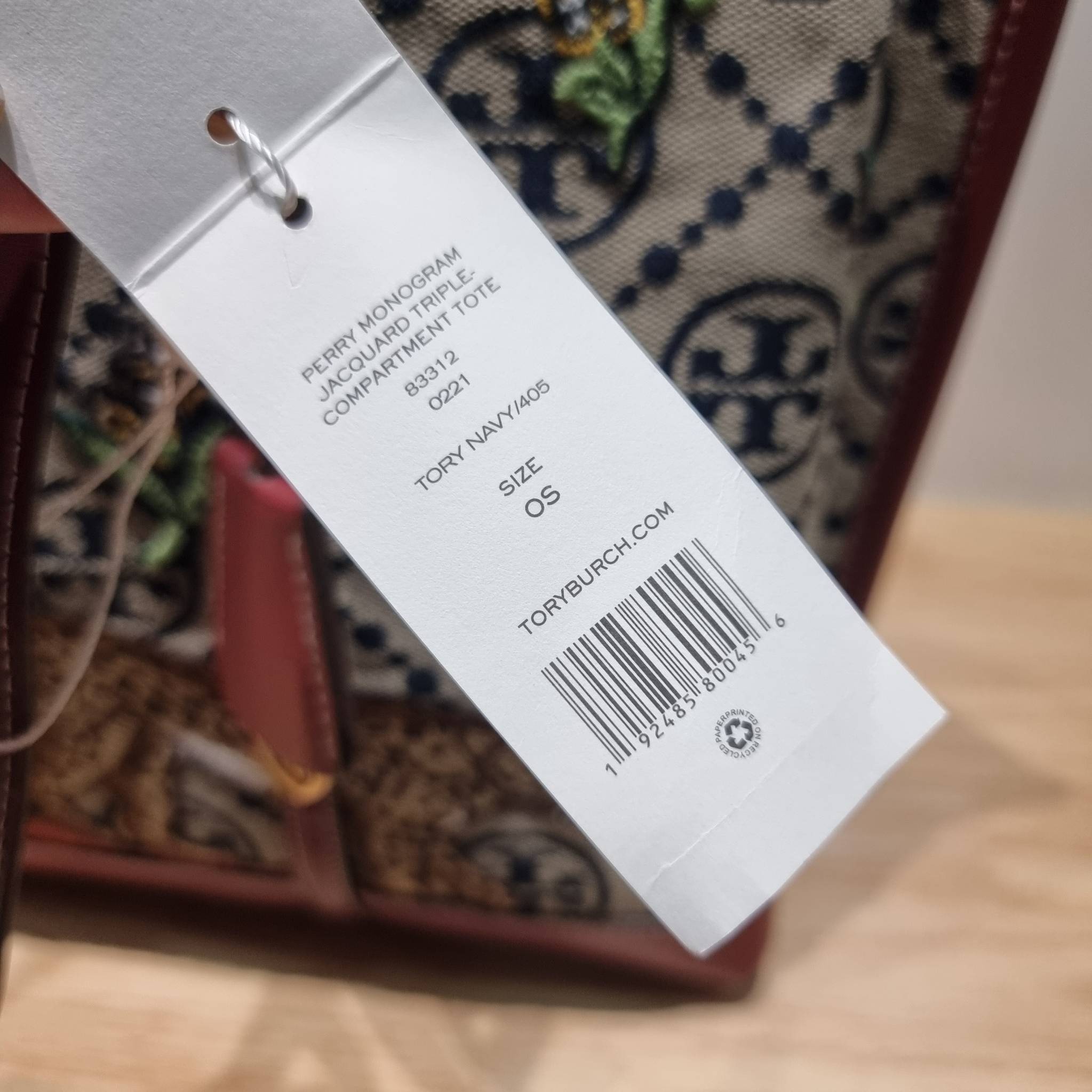 TORY TOTE BAG / TORY BURCH PERRY EMBROIDERED T MONOGRAM TRIPLE-COMPARTMENT TOTE BAG ใหม่ล่าสุด กับกระเป๋าทรงโท้ทใบใหญ่ ลวดลายโมโนแกรมสุดคลาสสิคที่ถูกดีไซน์รังสรรค์ด้วยงานปักสุดชิค น่าใช้ใจฟูแค่แรกเห็น ดีเทลดีงาม หูสะพายในตัว สะพายไหล่ได้แบบชิลๆ