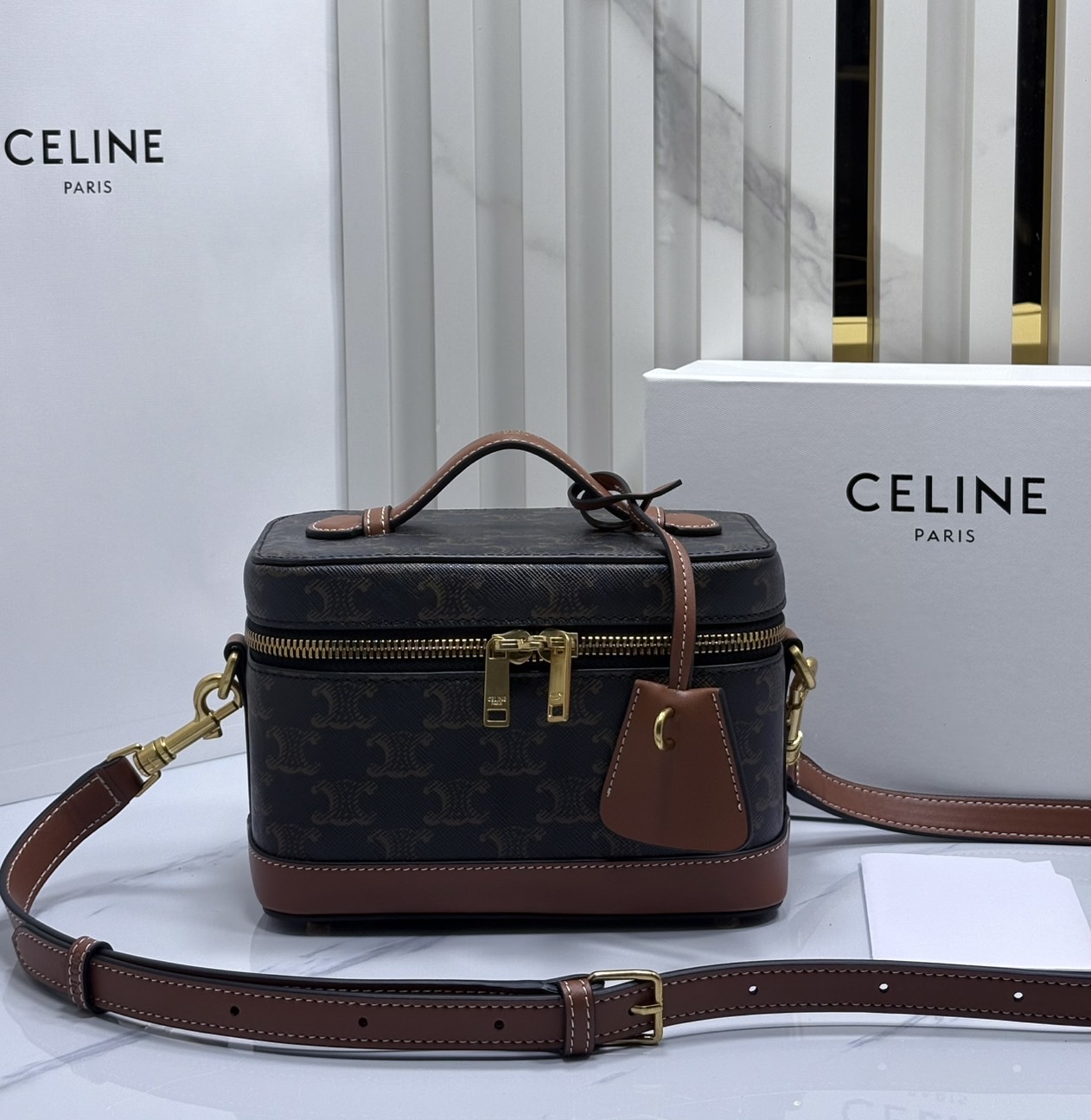 ORI หนังแท้ | CELINE VANITY BAG พลาดไม่ได้เลยกับคอลสุดคิ้ว กับกระเป๋าถือ/สะพายได้ทรงกล่อง ใช้สะพายได้ทุกวันอย่างคล่องตัวดีไซน์ใหม่สวยลาสสิค