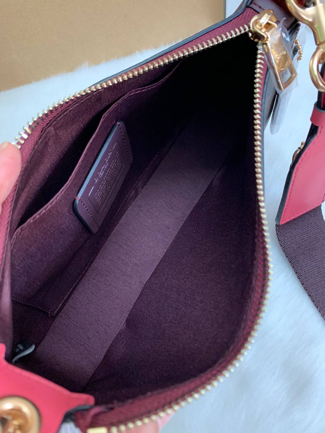 สีเข้าใหม่ สวยมากจริงค่ะ!! COACH JES BAGETTE IN BLOCKED SIGNAATURE ((C6825)) 📌พร้อมส่งที่ไทย สินค้าเข้าใหม่ลาสุดค่ะ! กระเป๋าสะพายครอสบอดี้ร์ หนังแท้ น้ำหนักเบา ทรงสวย 🔺ตัวกระเป๋าเป็นหนังลายC สลับสีได้ลงตัวสวยงาม โดดเด่น น่าใช้มากๆค่ะ!