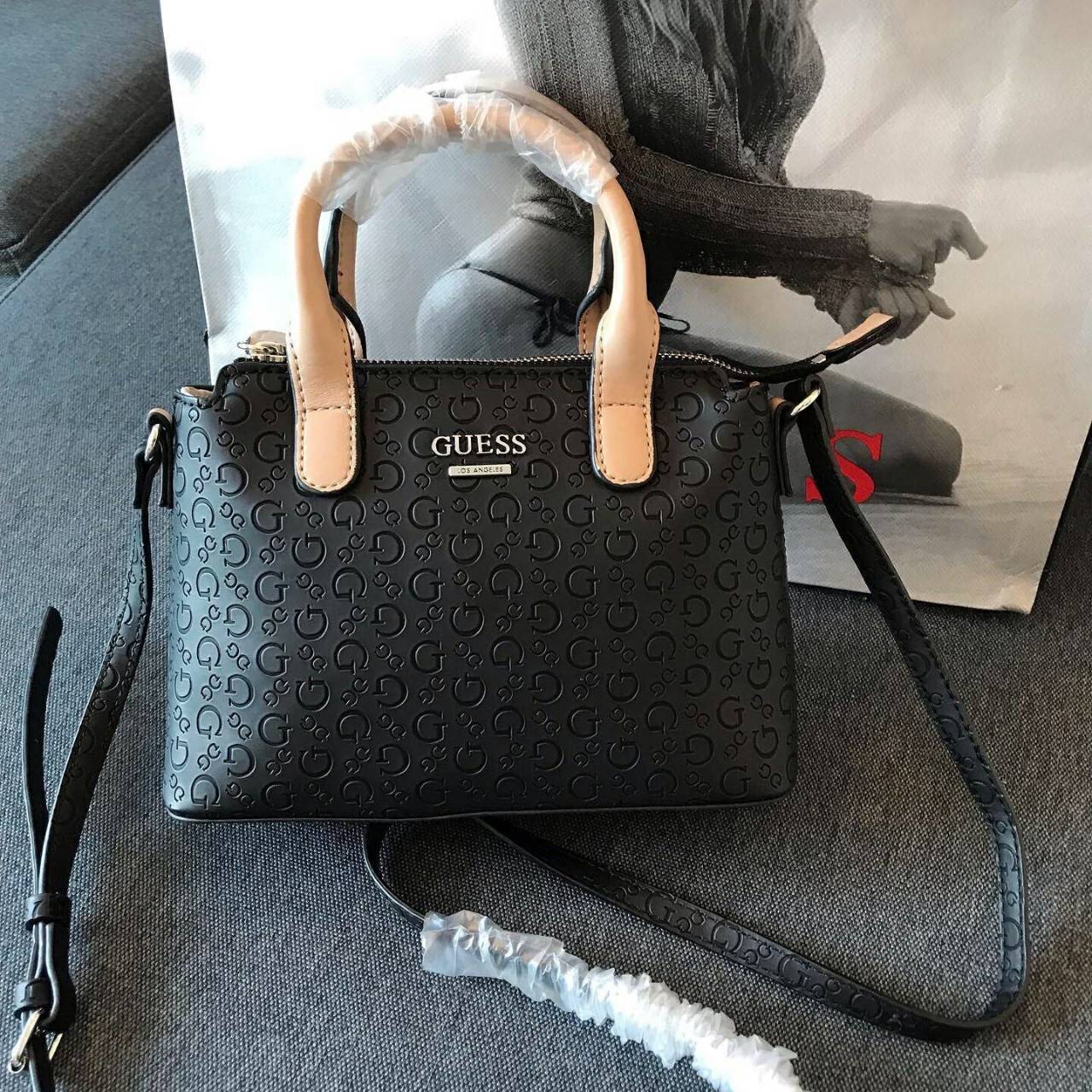 GUESS BALDWINPARK MINI BAG กระเป๋าถือหรือสะพาย วัสดุ Saffiano PU คุณภาพดี นิ่ม น้ำหนักเบา ด้านหน้าประดับด้วยโลโก้แบรนด์สวยหรู ตัวกระเป๋าลาย G ทั้งใบ เปิดปิดกระเป๋าด้วยซิปสะดวกใช้ ด้านในโล่งกว้างมีช่องสำหรับใส่ของหลายช่อง ใส่กระเป๋าสตางค์ใบกลางได้ ใส่Iphon