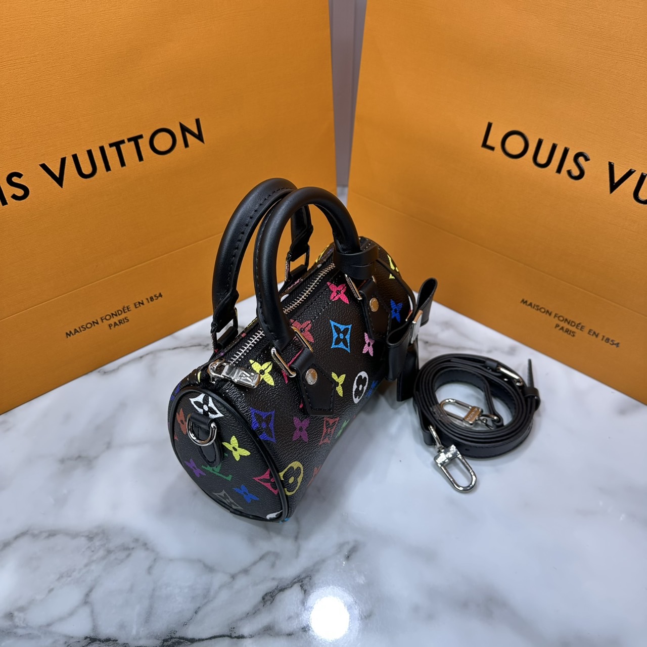 ORI | LV x TM Nano Speedy Bag Murakami กระเป๋าสะพายสปีดี้นาโนไซส์เล็ก เผยความมีชีวิตชีวาปรับดีไซน์โทนสีสดใส สวยเรียบหรู ผู้ดี แต่งแต้มดีเทลจากคอลเลคชั่น LV x Murakami คอมพลีตลุคด้วยที่ห้อยกุญแจรูปโบว์สุดเอ็กซ์คลูซีฟ