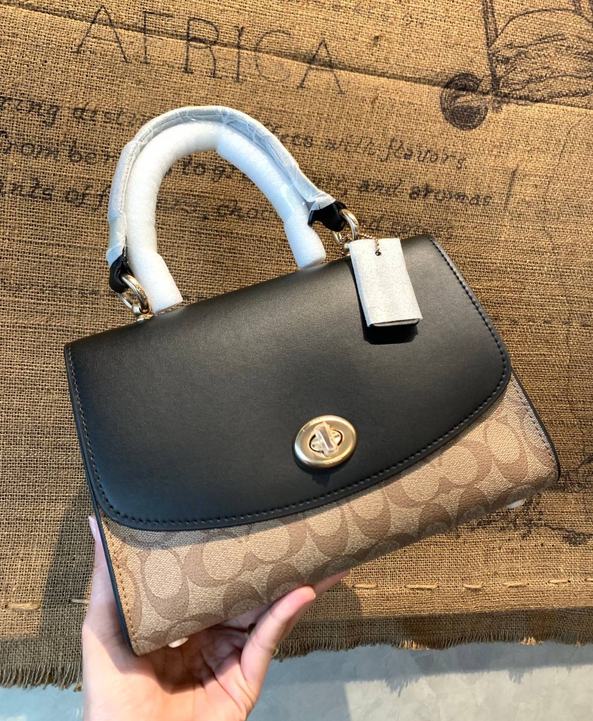 สวย หรู ดูดี รุ่นนี้กัยเลยค่า!! COACH TILLY TOP HANDLE SATCHEL IN SIGNATURE ((76620)) พร้อมส่งความสวย ห้ามพลาดค่ะ! กระเป๋าหิ้ว//คล้องมือ//สะพายข้างได้ ทรงสวย หนังแท้เรียบ+ลายCได้สวยงามค่ะ เปิดปิดกระเป๋าแบบหมุนล็อค ภายในมีช่องหลักใส่ของ2ช่อง สามารถใส่กระเป