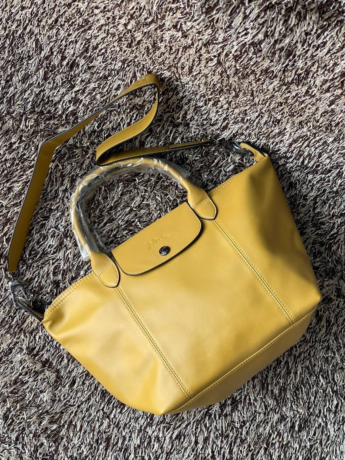 Longchamp Le Pliage Cuir Top handle bag S เรียกว่าเป็นกระเป๋าอีกหนึ่งรุ่นที่ไม่ว่ายังไงก็ฮอตฮิตและติดเทรนด์ตลอดไม่เคยเปลี่ยนกับ ทรง Le Pliage Cuir หนึ่งในตระกูลกระเป๋าสุดไอคอนิกจากแบรนด์