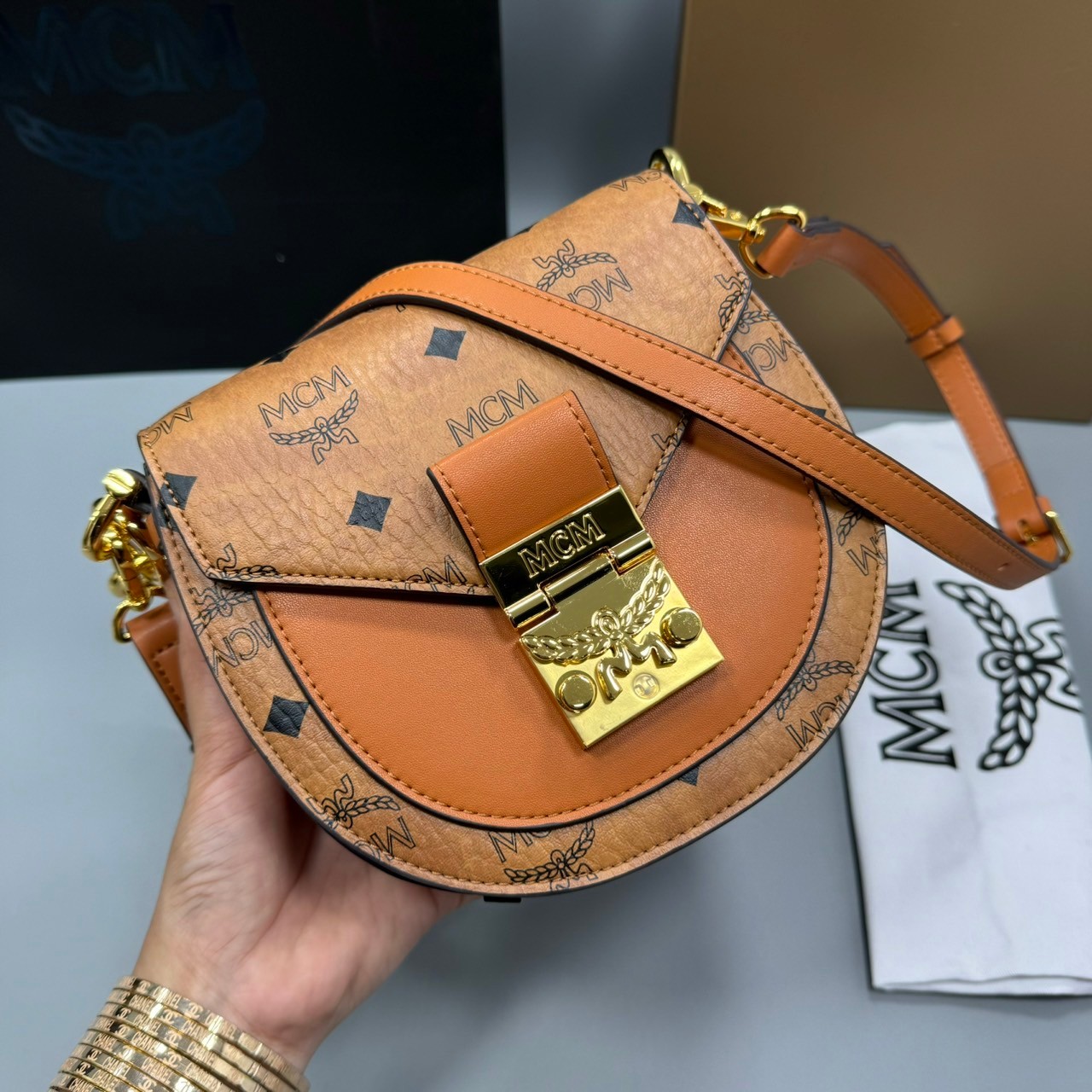 M.C.M MINI TRACY SHOULDER BAG IN VISETOS กระเป๋าสะพายไหล่ทรงครึ่งวงกลมขนาดมินิ ที่โดดเด่นด้วยรูปทรงคลาสสิกที่ทันสมัย เกรดออริ สลับแท้ 1:1 ใช้งานต่างประเทศได้