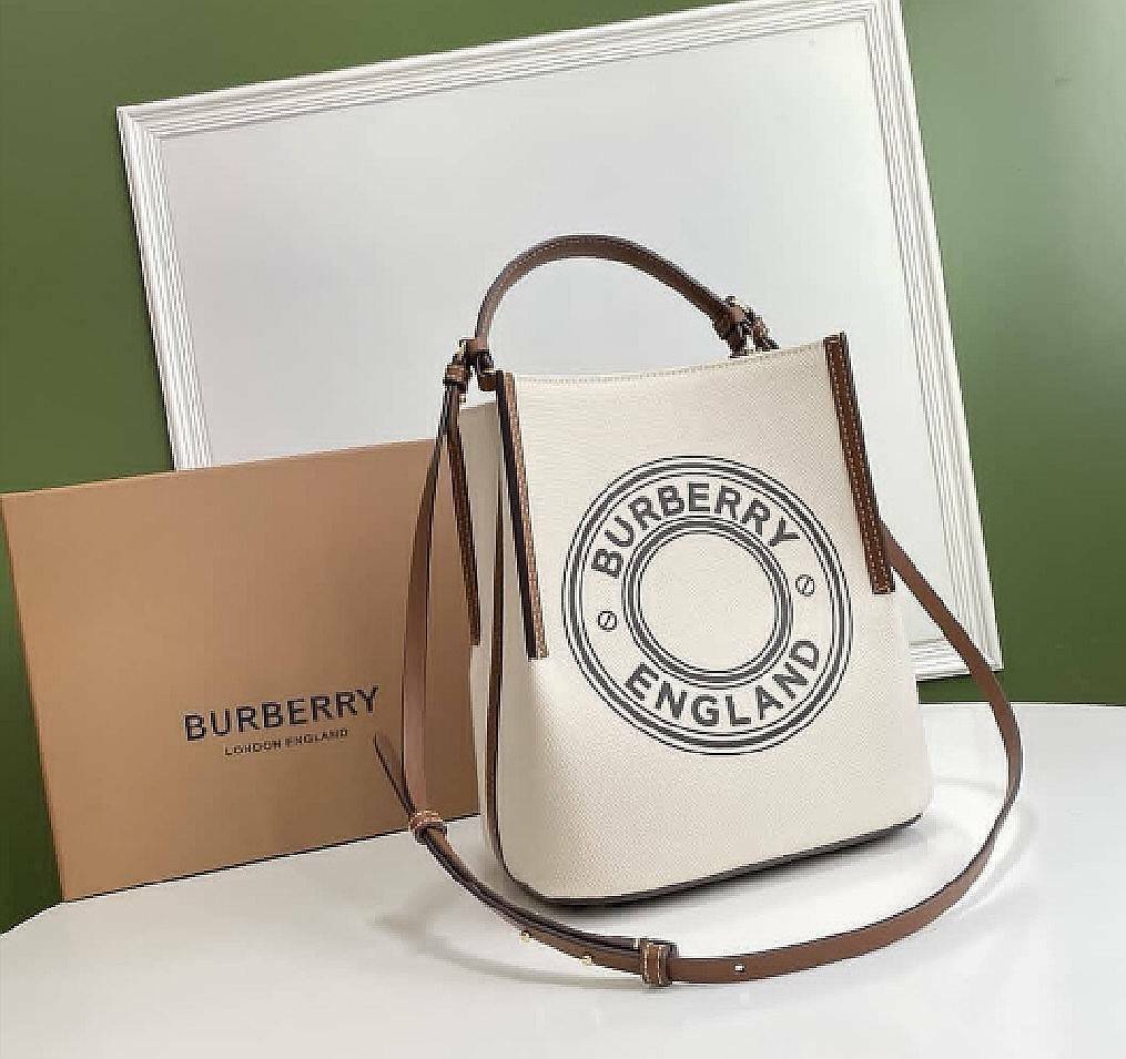 BURBERRY FRAGRANCES CROSSBODY BUCKET BAG วัสดุ Canvas & Leather สวยหรูอยู่ทรงมาพร้อมกระเป๋าคลัชใบเล็กสีน้ำตาลเข้าชุด