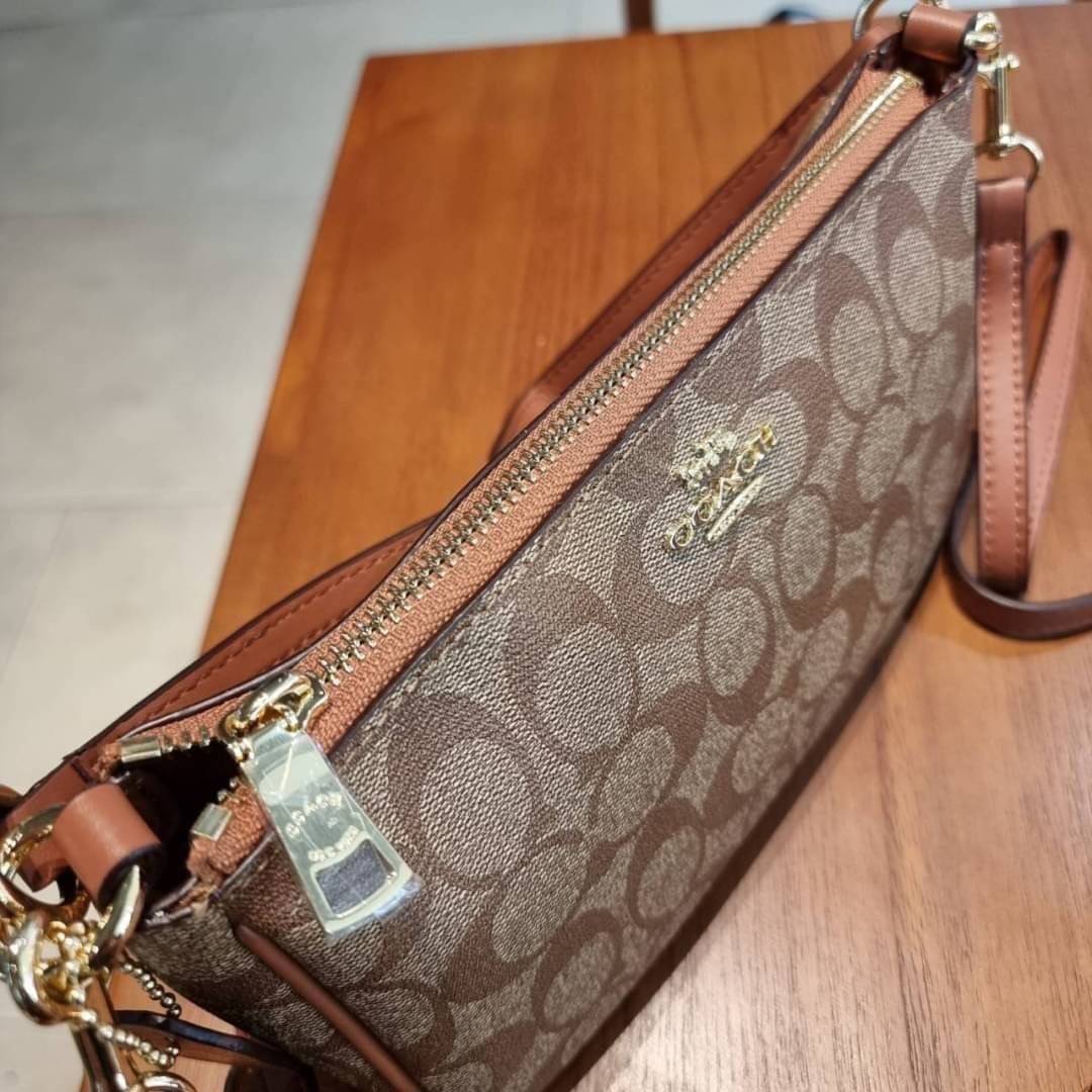 COACH F58321 TOP HANDLE POUCH อีกรุ่นฆ่าไม่ตาย!! 😎 ขายดีขายหมด ขายรวยขายปังๆ!! กระเป๋าพอชจากโค้ช ทรงใช้งานง่าย สะดวก กะทัดรัด วัสดุหนังแคนวาสเคลือบคุณภาพดี มาพร้อมสายคล้องในตัว และสายสะพาย crossbody ปรับเปลี่ยนได้ตามสไตล์ อีกหนึ่งไอเท็มที่สาวๆต้อง