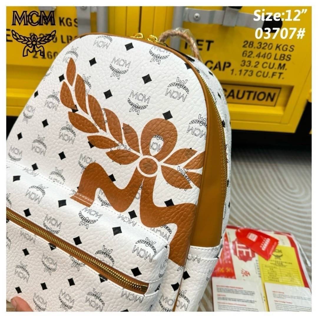 ORI | M.C.M Stark Visetos Canvas Backpack White กระเป๋าเป้คอลใหม่ ดีไซน์โลโก้ด้านหน้าสวยหรูโดดเด่น Best seller Unisex ของงานเป้จริงๆ ใช้ได้ทั้งหนุ่มๆและสาวๆ