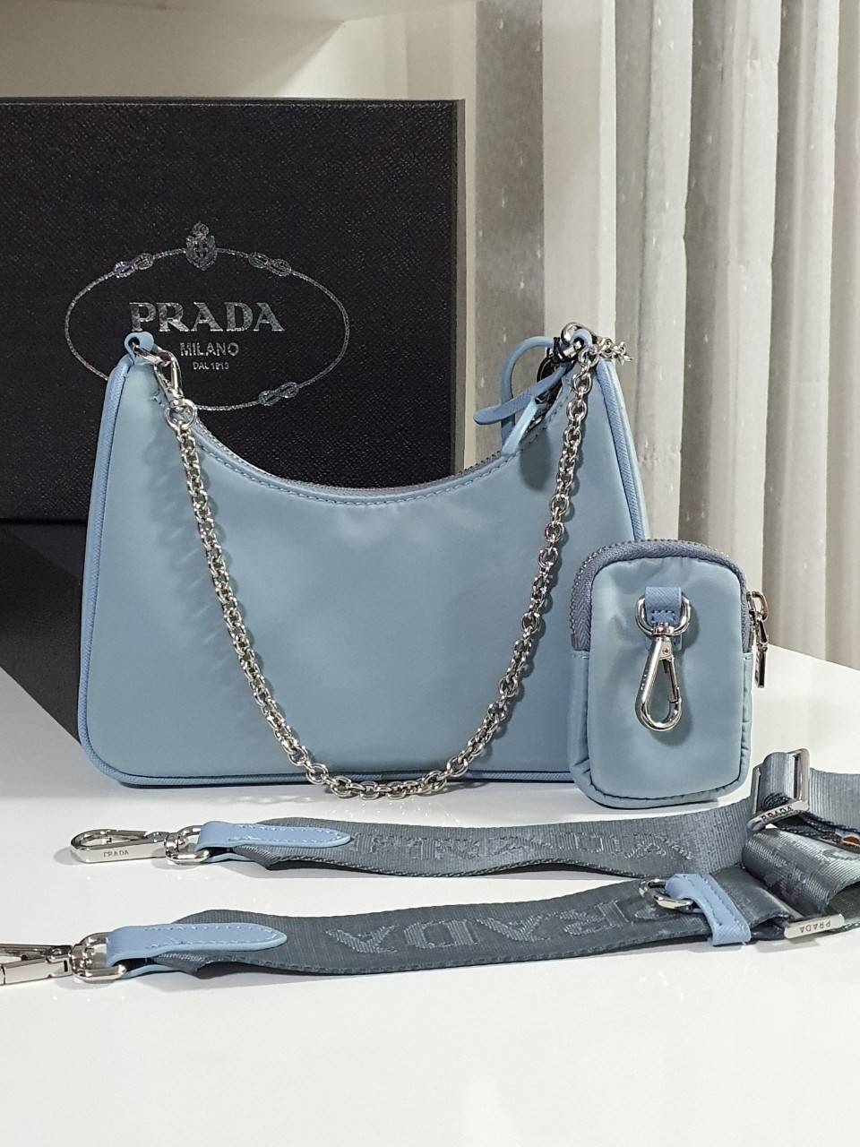 Prada Re-Edition 2005 Re-Nylon bag ใบเดียวคุ้มมากค่ะ อุปกรณ์ ครบชุด **ซื้อ1ได้ถึง3ไอเท็ม ทั้งสายยาว และกระเป๋าใส่เหรียญ และป้ายแท็คหนัง อย่างดี **อะไหล่ปั้มแบรนด์แท้ทุกจุด วัสดุทำจากผ้า Nylon อย่างดี กันน้ำได้ อยู่ทรงสวย สามารถใส่กระเป๋าตังค์ใบกลางได้ ถอด