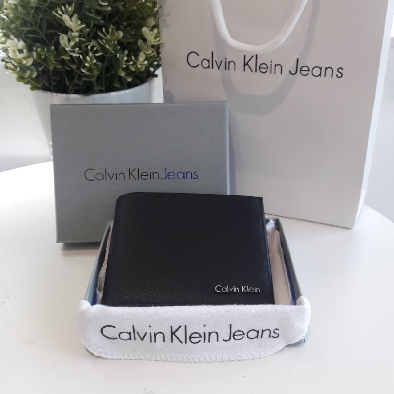 Set กระเป๋าสตางค์ชาย Calvin Klein Short Wallet กระเป๋าสตางค์ใบสั้น ของแท้100% ได้มายากมากค้าาา น้ำหนักเบา ด้านหน้าประดับด้วยโลโก้แบรนด์โลหะเงิน ด้านในเปิดได้ทั้งแบบสองและสามพับ ช่องใส่บัตรเยอะจุใจ ท่านไหนที่กำลังมองหาของขวัญสุดหรู ให้คุณผู้ชาย เซ็ตนี้ตอบโ