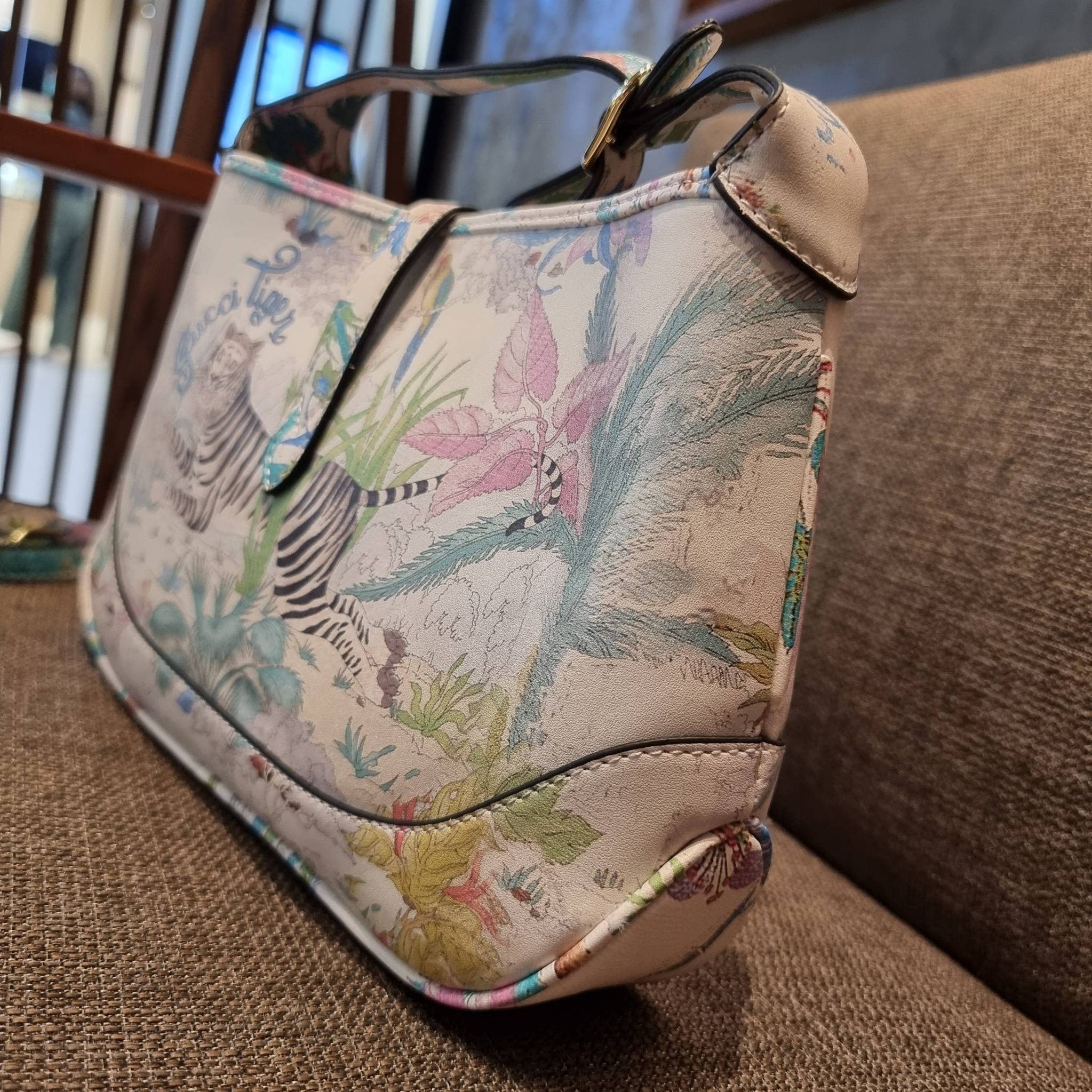 GUCCI SHOULDER BAG โปรเจคฉลองปีเสือ ปังฉุดไม่อยู่!! คอลเลคชั่นยอดฮิต GC multi bag ไซส์ใหญ่น่าสะพาย ดีไซน์ลวดลายชิคมากๆ!! โดดเด่นไม่ซ้ำใคร กับกระเป๋าสะพายวีไอพี พรีเมี้ยมกิ๊ฟที่จะทำให้หลงรักกันไปแบบสุดๆ มีดีเทลแฝงความหรูในตัว วัสดุหนังสังเคราะห์พรินท์ลายคม