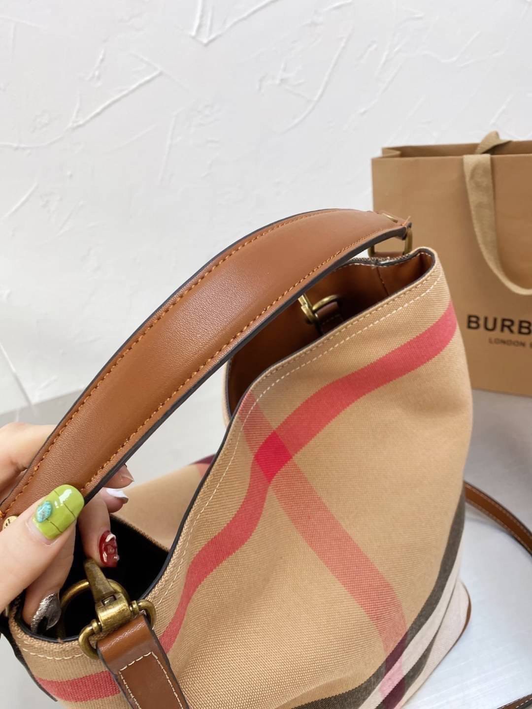 Burberry Ashby In Canvas Check And Leather / BURBERRY VINTAGE CANVAS BUCKET BAG 10" กระเป๋าถือทรงโท้ทผ้าแคนวาสพิมพ์ลายแบรนด์มาพร้อมสายยาวสายหนังแบบถอดใช้งานได้ วัสดุผ้าCanvas เนื้อหนาซับในอย่างดี ลายแบรนด์สวยมากคะ