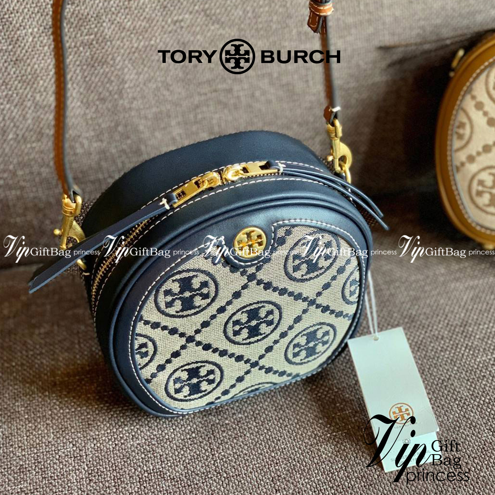 TORY BURCH T MONOGRAM JACQUARD CIRCLE BAG ((Large size)) พร้อมส่งที่ไทย สวยก่อนใครที่นี่! กระเป๋าจาก Tory burch รุ่นนี้มาในสไตล์ทรงวงกลม สุดคลาสสิค ดูคล่องตัวมากขึ้น วัสดุJacquardทอลายแบรนด์+ขอบหนังแท้ ได้ลงตัวสวยงามอยู่เหมือนเดิมค่ะ
