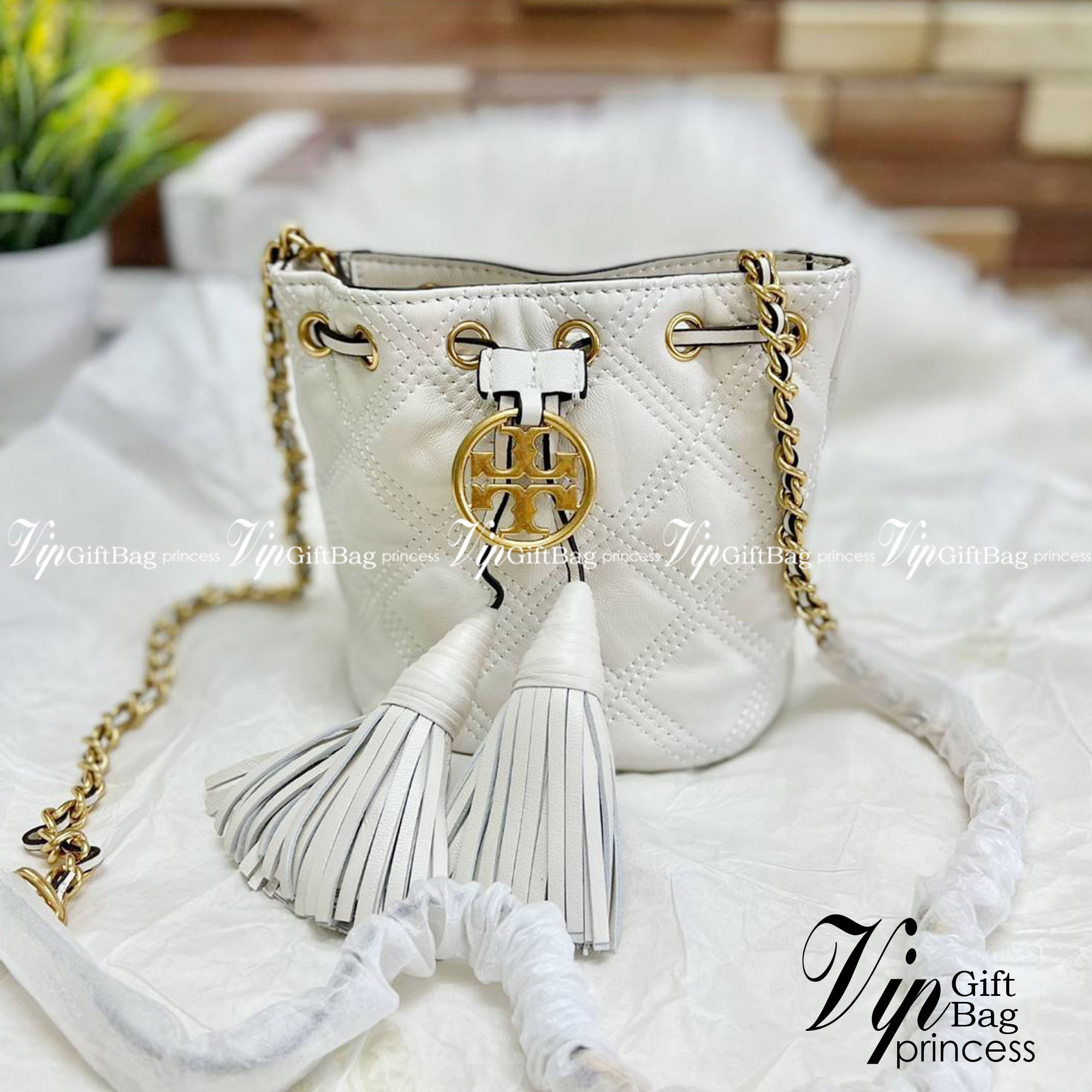 สีออกใหม่ ซึ่งหาได้ยากมากค่ะ 🤩 TORY BURCH FLEMING QUILTED BUCKET BAG ((56868)) พร้อมส่ง สวยท้าให้ลอง! จำนวนจำกัด สินค้าต้องมี กระเป๋าทรงBucket หนังแกะแท้((หนังจะมีความนิ่ม ทนทานและแพงกว่าหนังวัวมาก)) เดินด้ายลายนวมสวยมากๆค่ะ