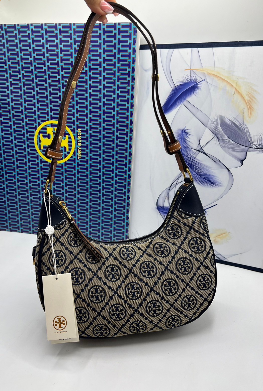 Tory Burch T Monogram Raffia Crescent Bag กระเป๋าสะพายโฮโบ ดีไซน์ทันสมัย เกรดออริ สลับแท้ 1:1 ใช้งานต่างประเทศได้
