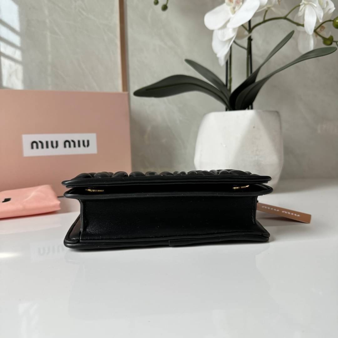 Miu Miu Matelassé Nappa Leather Mini Bag / Miu Miu Woman’S Bag Chain Mini bag กระเป๋ามินิรูปทรงสี่เหลี่ยมวัสดุหนังNappa มีความนุ่มมือและเงางาม
