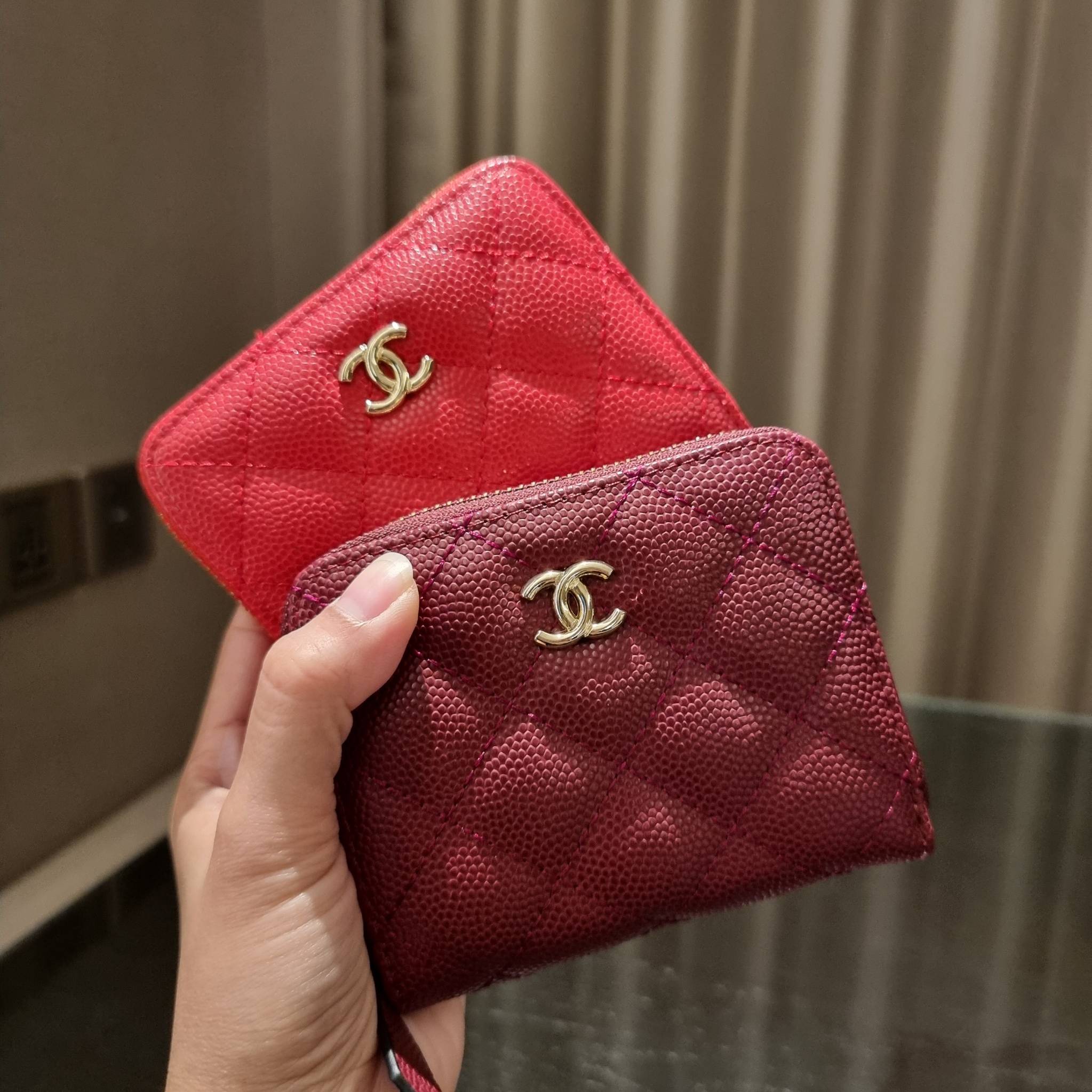 กระเป๋าสตางค์ใบสั้นรุ่นซิปรอบ จาก Chanel เรียบหรู ดูไฮน์ วัสดุหนังสังเคราะห์ลายคาร์เวีย ด้านในเป็นหนังซาฟเฟียโน่ เปิด-ปิดด้วยซิป รูดใช้งานง่าย ภายในกระเป๋ามีช่องใส่บัตร ใส่ธนบัตรได้ (แบบพับ) ดีไซน์เรียบหรูตามสไตล์ ใช้แล้วเฮง ใช้แล้วรวย จัดเลยจ้าา 🥰