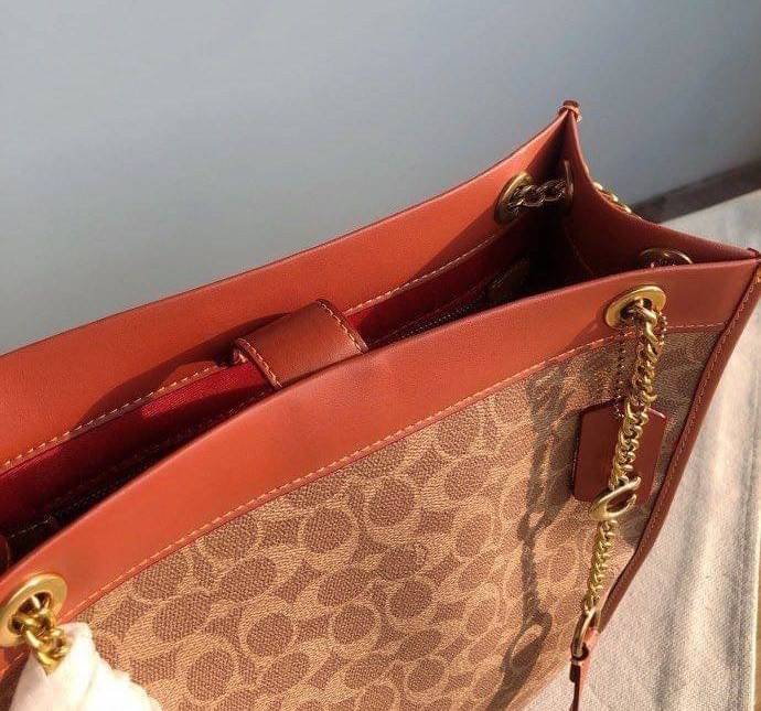 Coach women totes bag C6620 คอลเลคชั่นใหม่ล่าสุด กระเป๋าสะพายทรงโท้ท ดีไซน์คลาสสิคใช้งานได้บ่อยหลากหลายโอกาส ภายในกระเป๋าเป็นช่องโล่ง ใส่ของสำคัญได้ครบ สายสะพายหนังสลับโซ่ อัพความหรูไปอีก สะพายใบนี้บอกเลยว่าไม่ซ้ำใคร ถ่ายรูปสวย ไปเที่ยวคาเฟ่ชิคๆ รับรองได้