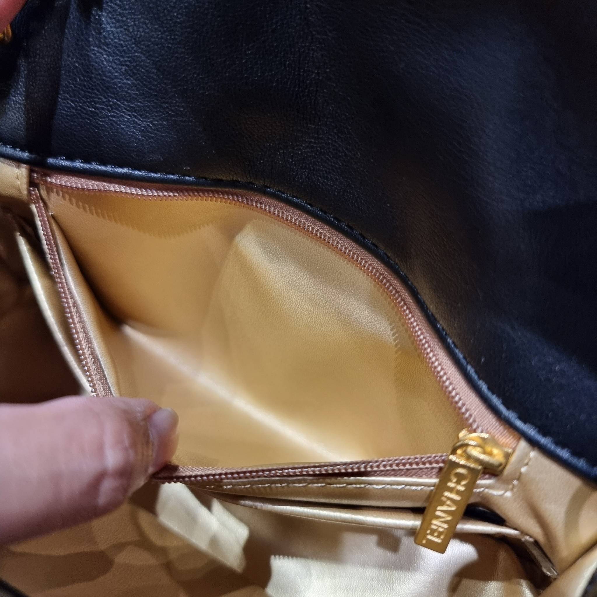 VIP 🥂 เซ็ทคือที่สุดของความคุ้ม CHANEL GIFT BOX SET สุดหรูชวนให้สะสม สุดยอดไอเท็มหายากพร้อมเสิร์ฟครบชุด สุดคุ้ม มาพร้อมกระเป๋าสะพายถึง 2 ใบ สุดหรูลิมิเต็ด จับคู่รุ่นยอดฮิต และที่พิเศษยังมีน้ำหอมตัวท็อปมาให้อีก chanel no.5 ที่แสนจะเย้ายวน ในขนาด 7.5