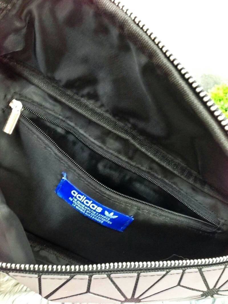 Adidas Originals 3D Mini Airline (ISSEY MIYAKE Style Shoulder Bag) กระเป๋าสะพายสไตล์สปอร์ตแบบคาดเอวคาดอกรุ่นใหม่ดีไซน์สุดฮิตสไตล์ ISSEY MIYAKE ใช้ได้ทั้งชายและหญิง ขนาดกำลังดี น้ำหนักเบา ด้านหน้าประดับโลโก้แบรนด์ เปิดปิดด้วยซิปสะดวกใช้อะไหล่ปั้มแบรนด์สวยด