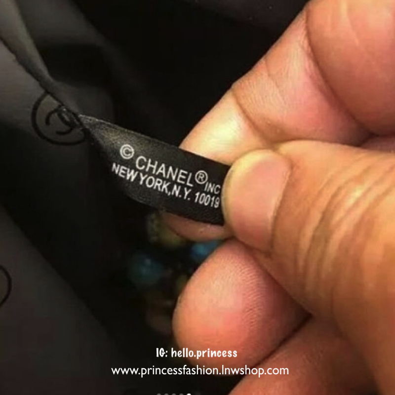 Chanel Beaute Black Sequin Shopping Bag กระเป๋าสะพาย ShoppingBag พรีเมี่ยมกิ๊ฟ Limited Edition ของแท้นำเข้าจากเคาน์เตอร์ Chanel Beaute ขนาดมินิ ด้านหน้า logoCC ประดับเลื่อมสีดำ เปิดปิดด้วยซิป หัวซิปแบรนด์ ภายในมี logo brand และช่องซิป ซับใน 100% Polyester