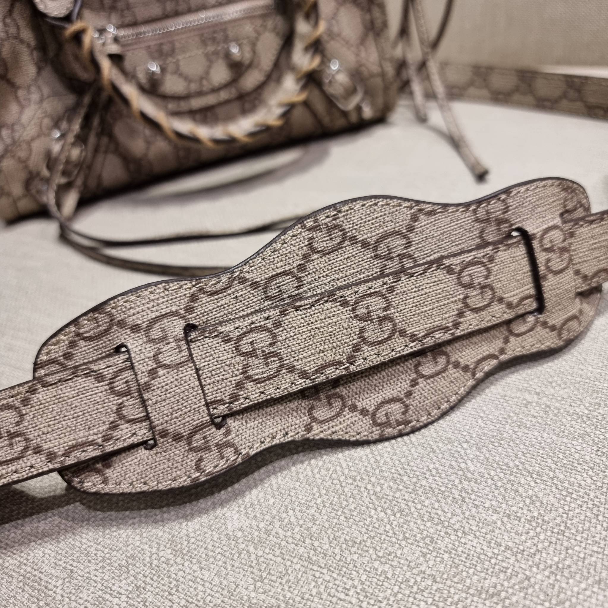 ไซส์ใหม่ กับรุ่นคอลแลบอีกหนึ่ง ที่ฮอตติดลมไม่เลิก!! Gucci×Balenciaga neo classic small bag กระเป๋าถือ/สะพายข้างที่โดดเด่นในสไตล์ที่ไม่ซ้ำ ไม่เกร่อ ดีไซน์มีกิมมิคและลูกเล่นแพรวพราว ทั้งหนังรูดซิป ทั้งหูจับ ทั้งความตกแต่ง มีดีเทลอัพราคาไปหมด วัสดุหนังแคนวาส