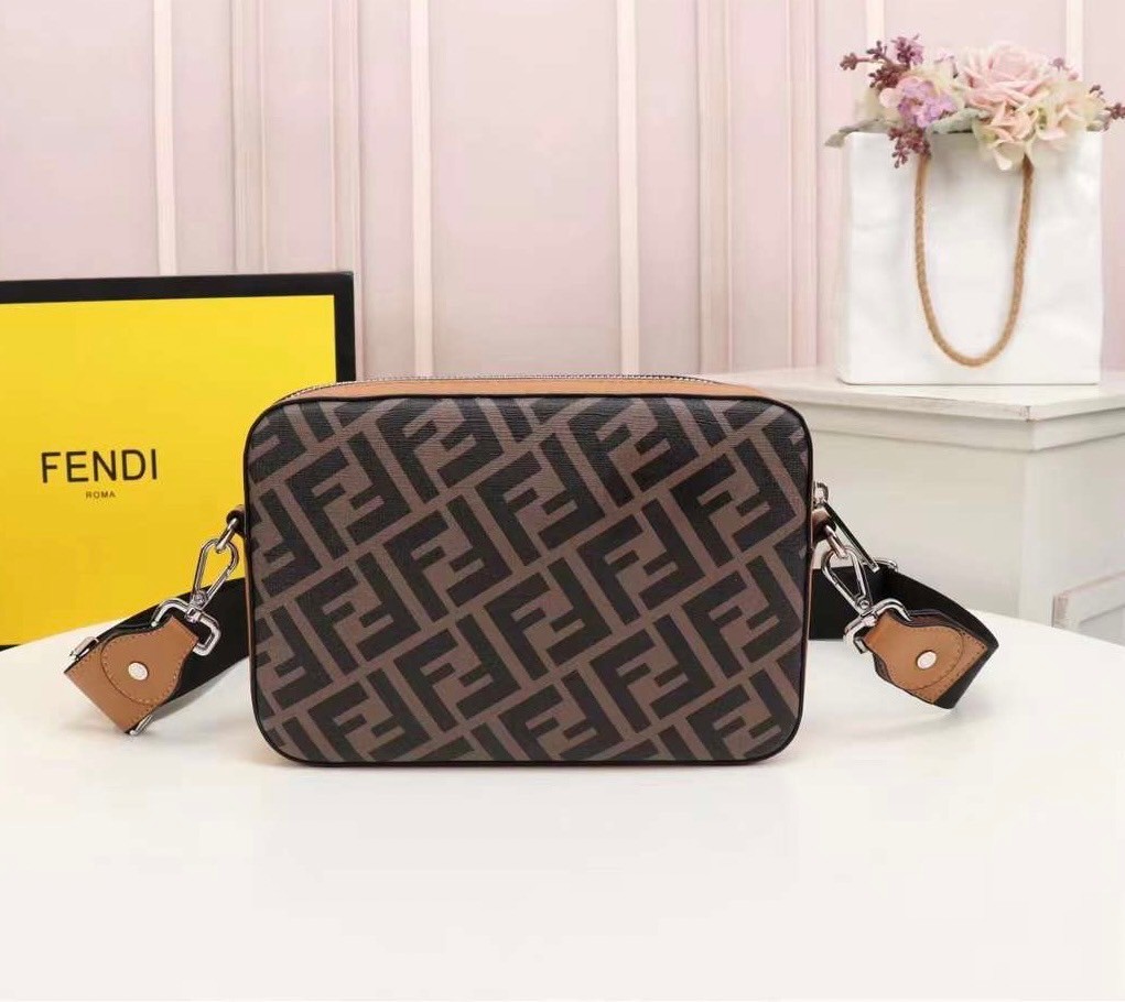 FENDI Ff-Print Coated-Canvas And Leather Cross-Body Bag เกรดออริจินอล FENDI Messenger Bag กระเป๋าสะพายข้าง ให้หนุ่มๆได้ตัวตึงกันไปเลยจ้า กับกระเป๋าสะพายทรงแมสเซ็นเจอร์ รุ่นหายาก ดีไซน์เรียบหรู สะดวกใช้ที่สุด ภายในโล่งกว้าง สายสะพายถอดได้ ปรับใช้ตามสะดวก ใ