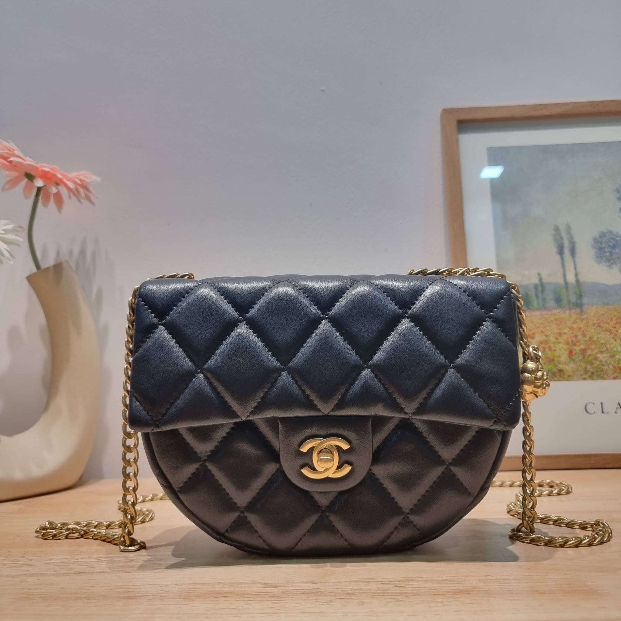 Chanel camellia vintage half moon bag ดีไซน์ใหม่ 2023 สุดหรู กับกระเป๋าสะพายไอเท็มคลาสสิค เลิศที่ตัวอะไหล่ใช้รูปดอกคามิเลียเอกลักษณ์มาเป็นตัวชูความแพง สำหรับกดปรับสายสะพายได้แบบชิคๆ
