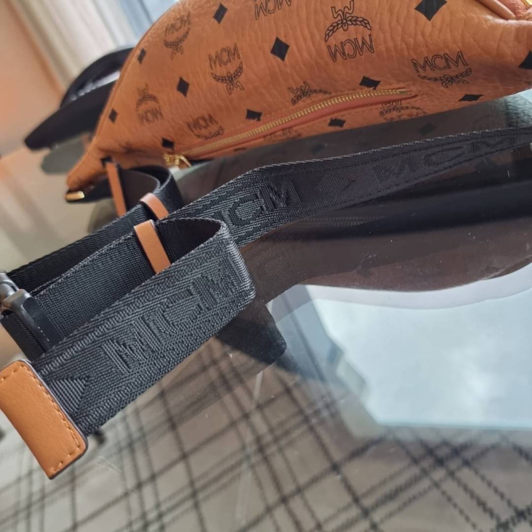 M.C.M FURSTEN BELT BAG IN VISETOS กระเป๋าคาดอกยอดฮิต หนุ่มๆสาวๆใช้ได้ไม่มีเบื่อ รุ่นขายดี ลายวิเซโต้เอกลักษณ์ ทั้งสปอร์ตและดูหรูในตัว ใช้งานง่าย ได้ทุกลุค วัสดุหนังแคนวาสคุณภาพดี มีช่องซิปหลัก และซิปด้านหลังกระเป๋า ภายในเป็นช่องโล่งบุผ้าซับอย่างดี รุ่น un