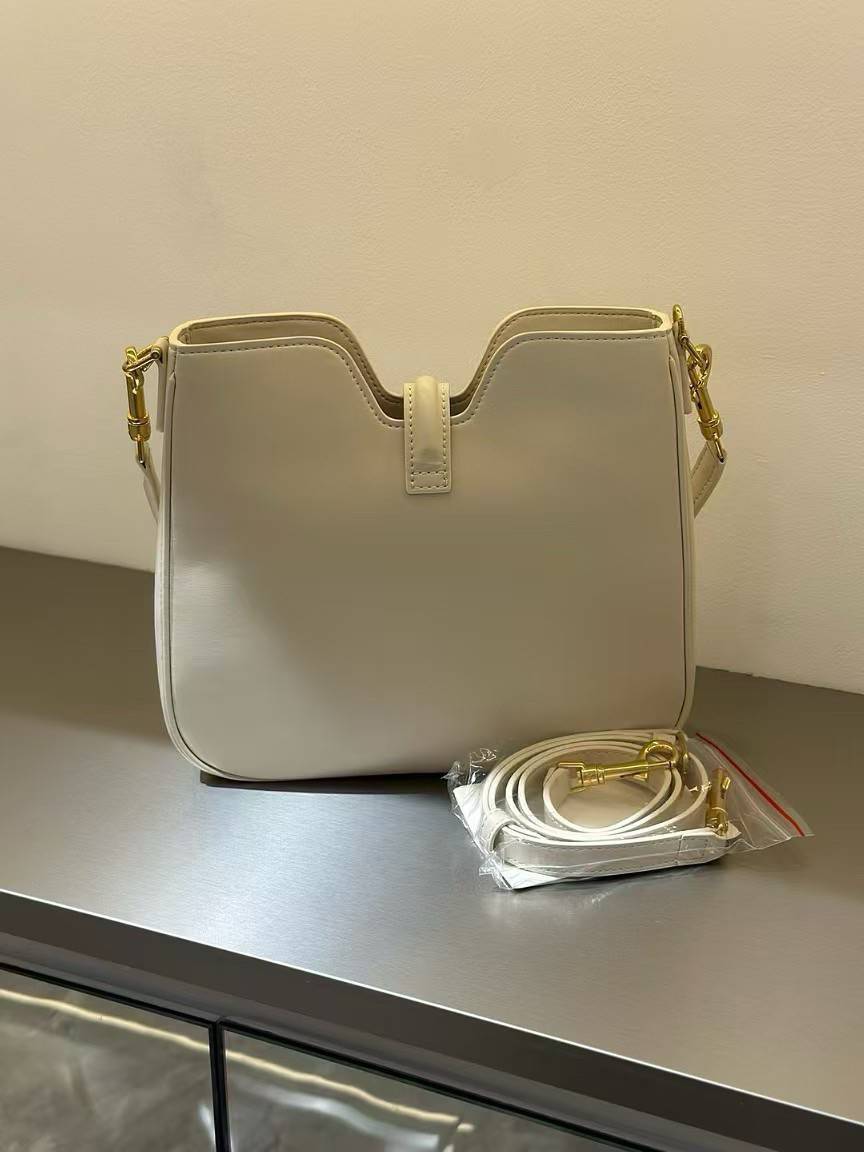 ORI หนังแท้ | CELINE CAMILLE 16 SOFT BAG IN SMOOTH กระเป๋าทรงโฮโบที่ตัวแม่ตัวมัมใช้กันเยอะสุดๆ ด้วยรูปทรงยอดนิยม สะดวกใช้ด้วยอะไหล่บิดล็อค สีทองสวยโดดเด่น