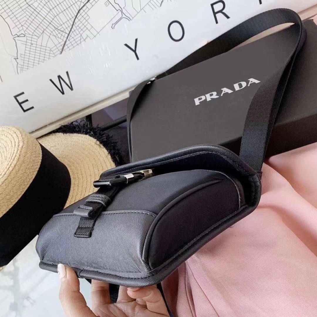 Prada NYLON & Saffiano crossbody bag กระเป๋าสะพายขนาดกำลังน่ารัก วัสดุ NYLON ผสม หนังลาย Saffiano ขนาดกำลังพอดี อยู่ทรง