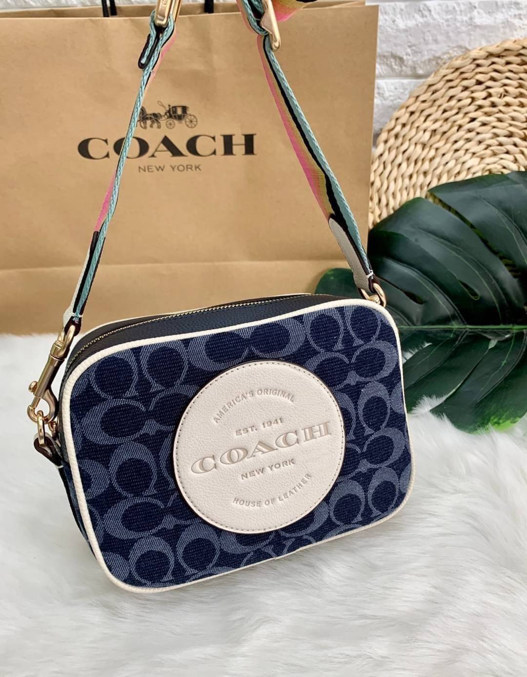 OUTLET 】COACH LADIES GENUINE CAMERA CLASSIC BAG ((2822)) ✔️สินค้าปกติตามเงื่อนไขทั่วไปค่ะ!! พร้อมส่งที่ไทยค่ะ! กระเป๋าสะพายแบบครอสบอดี้ร์ หนังแท้+ผ้าjacquard ทอลายแบรนด์ สวยงามมากๆค่ะ