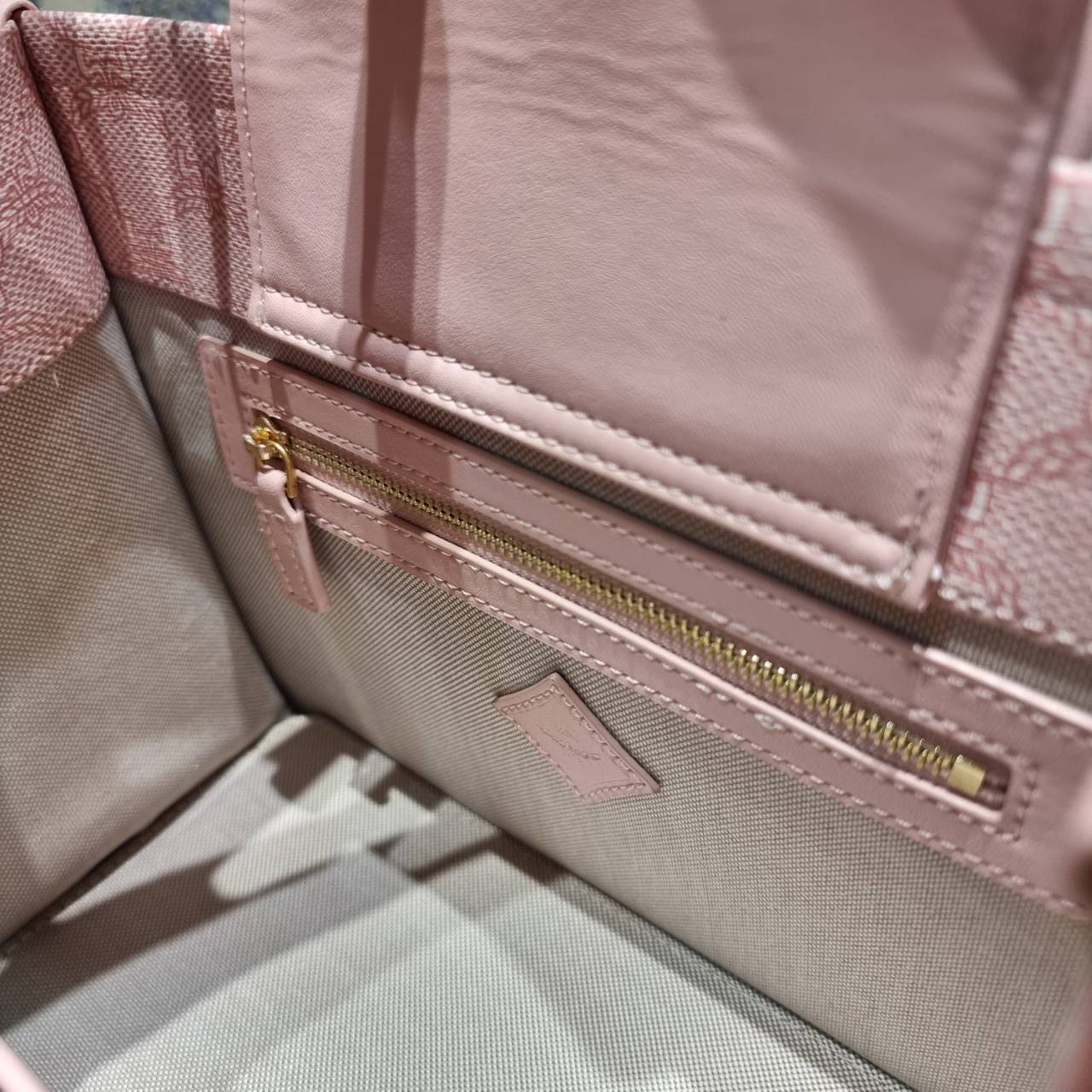 M.C.M HIMMEL SMALL TOTE IN LAURETOS คอลเลคชั่นใหม่ สีเข้าใหม่ ดีไซน์ละมุน น่ารักน่าใช้มากๆ ต้อนรับลวดลาย lauretos ไอคอนิกโมโนแกรมใหม่ ที่สวยแตกต่าง กระเป๋าทรงโท้ท โทนสีเรียบหรู