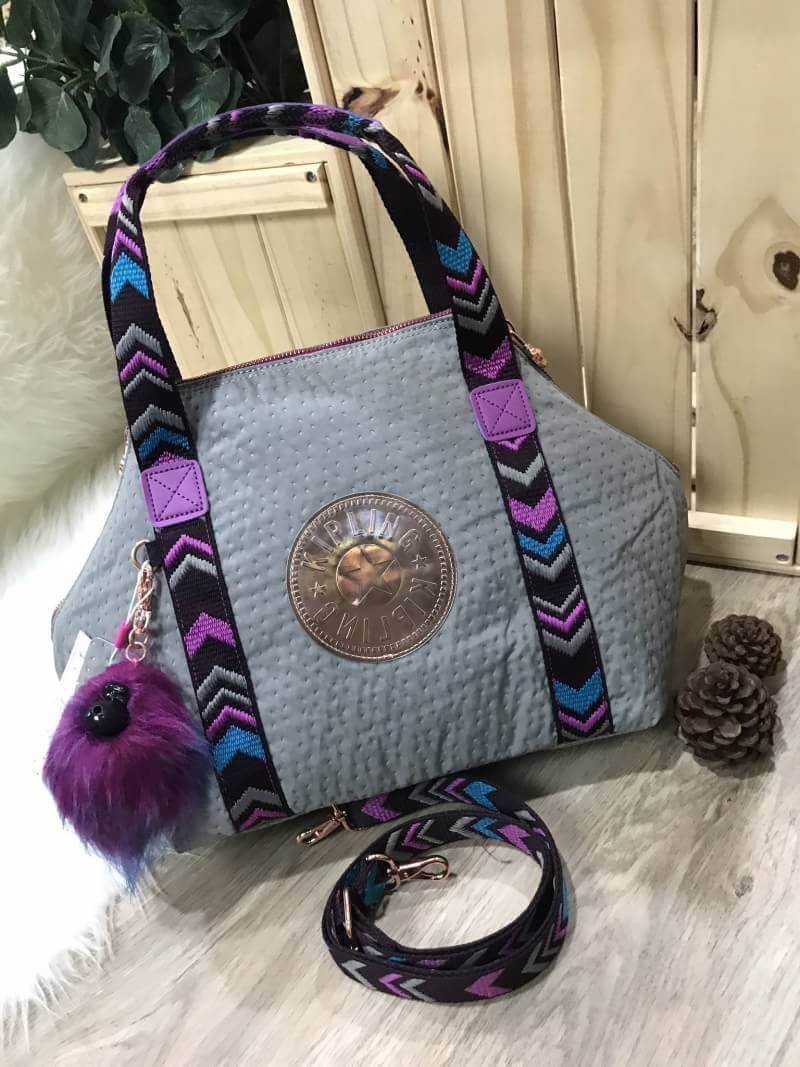 BEST SELLER! NEW! KIPLING ART TOTE BAG กระเป๋าถือหรือสะพายรุ่นใหม่ Special Limited Edition วัสดุ Nylon+Polyester 100% น้ำหนักเบาโดดเด่นที่สามารถรูดซิปมุมกระเป๋าเปลี่ยนทรงได้ไม่จำเจ มีหูหิ้วสะพายไหล่เเละสายยาว crossbody เลื่อนปรับระดับได้ มือจับหูหิ้วเป็นห