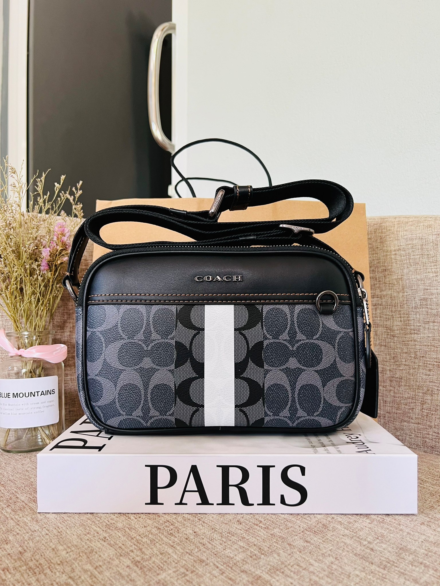 COACH Graham Crossbody In Blocked Signature C9965 กระเป๋าสะพายข้างผู้ชาย กระเป๋าผ้าเคลือบซิกเนเจอร์และหนังอย่างดี ภายในกระเป๋าเอนกประสงค์ ปิดซิปคู่ ซับในผ้า กระเป๋าสลิปด้านนอก สายปรับได้ยาว 25 นิ้ว สำหรับสะพายไหล่หรือสะพายข้าง