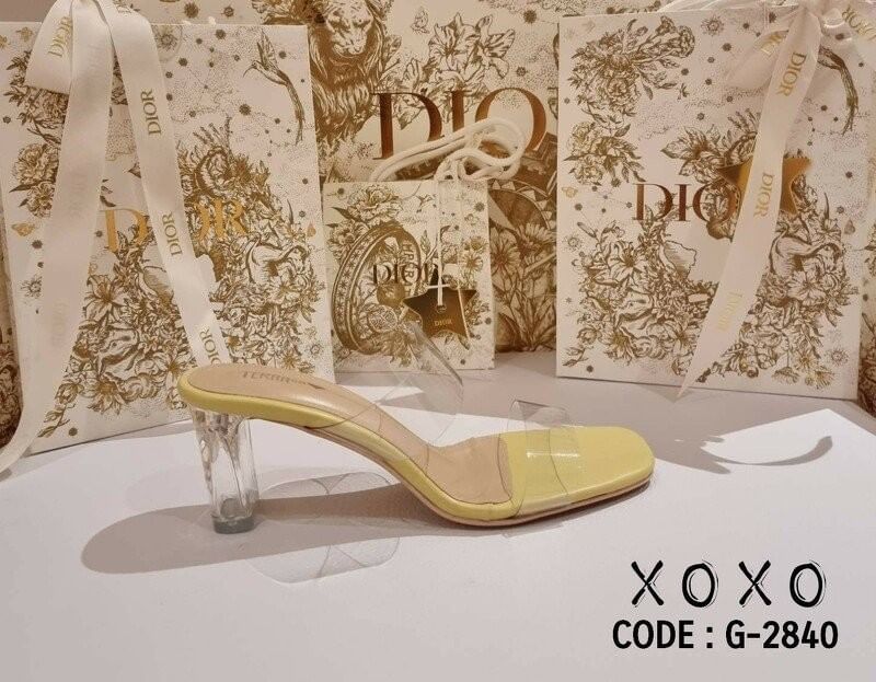 รองเท้างานสวม สไตล์รองเท้าแก้ว สวย โดดเด่น เปรี้ยว สีพื้น หนังสีสด คาดพลาสติกใสอย่างดี เนื้อนุ่ม ส้นพลาสติกแก้วใส แมทส์ชุดง่าย ใส่กับเสื้อผ้าได้หลากหลาย