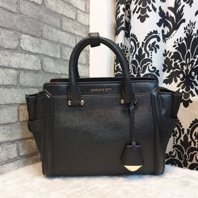 CHARLES & KEITH STRUCTURED TRAPEZE BAG กระเป๋าสะพาย/ถือใบสวย หน้าคาเวียอะไหล่ทอง วางอยู่ทรง มาพร้อมพวงกุญแจหนังห้อย วัสดุด้านหน้า-หลังเป็นลายคาร์เวียร์ ด้านข้างซ้ายขวาหนังเรียบ มีหมุดรองฐาน ด้านหลังมีช่องซิปใส่ของจุกจิก เปิดปิดด้วยซิปบน ด้านในจุของ มีช่อง