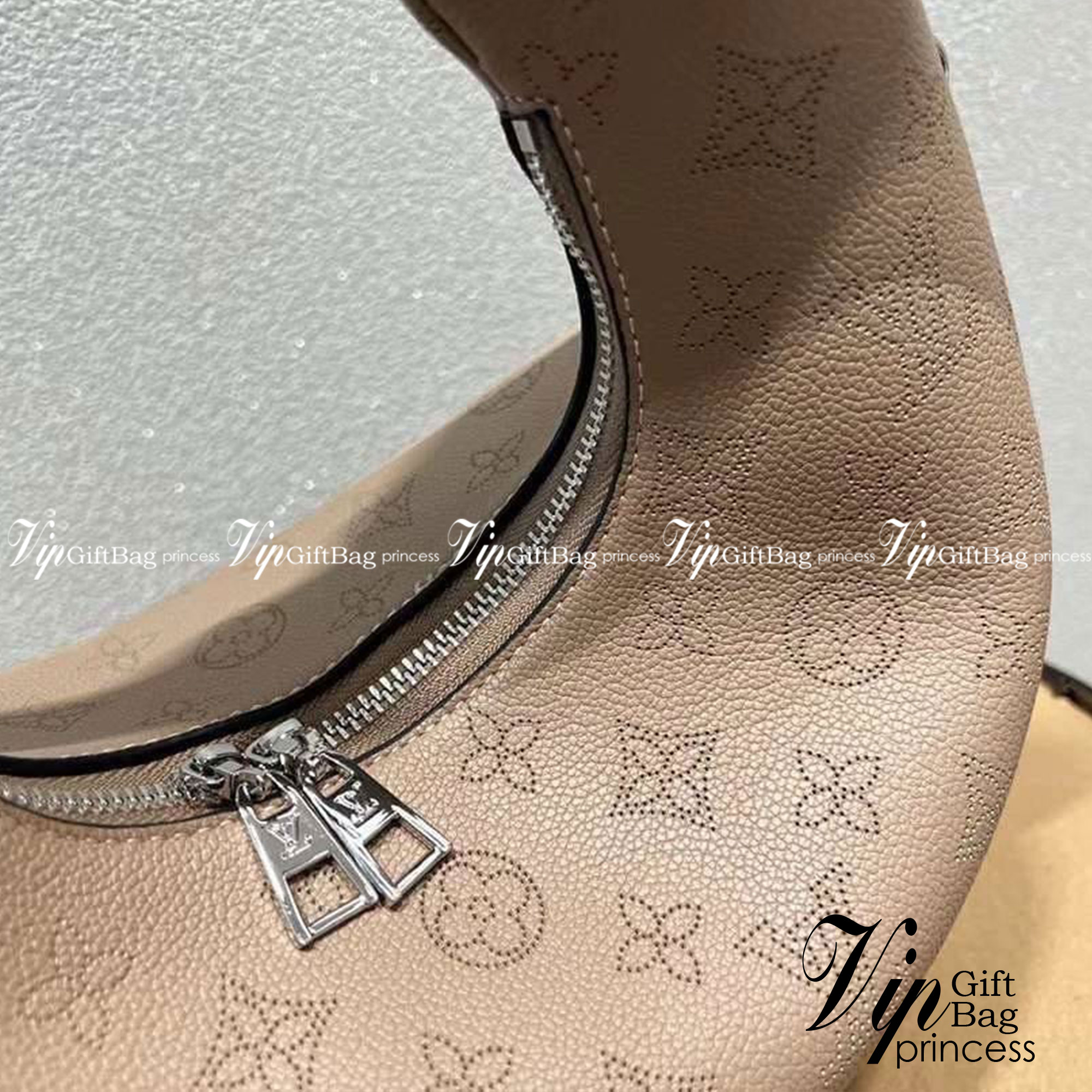 LV Why Knot PM Bag กระเป๋าสะพายงานแบรนด์ ผูกโบว์น่ารัก แต่คงความคลาสสิก งานหนังสวย ดีไซน์หรูหรา แมทช์กับการแต่งตัวง่าย จึงครองใจสาว ๆ ได้ไม่ยาก ไม่ว่าลุคไหนกระเป๋าใบนี้ก็คอมพลีทลุคได้อย่างสมบูรณ์แบบ ภาพถ่ายจากงานขายจริง ใช้งานต่างประเทศได้