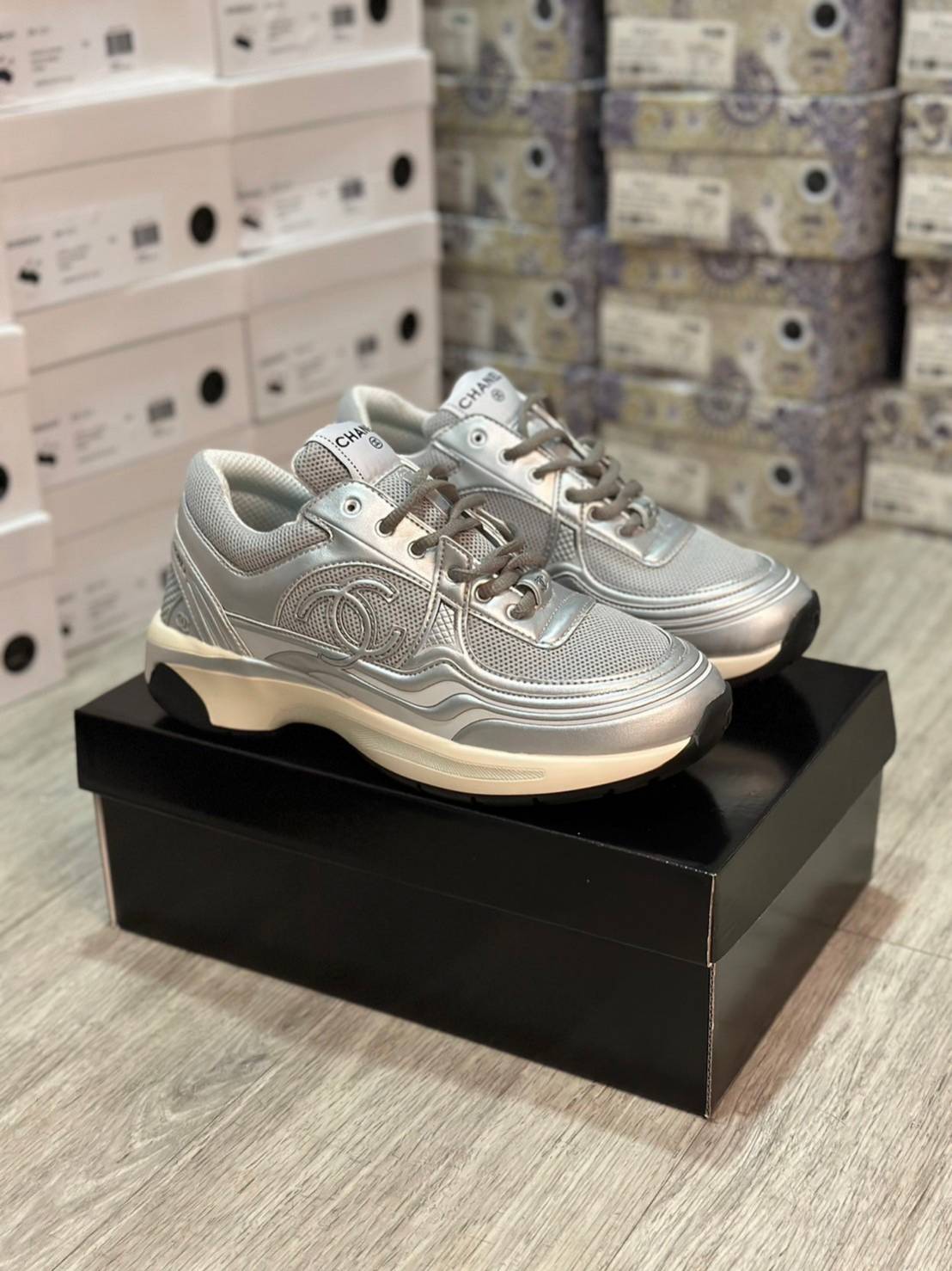 Chanel Sneakers 23s Fabric & Laminated White, Gold & Silver ออริสลับแท้ 1:1 ใช้งานต่างประเทศได้ รองเท้าผ้าใบชาแนล งานเกรดหนังเงาสวย ดีไซน์ใหม่ 2023 สวยหรูดูแพง