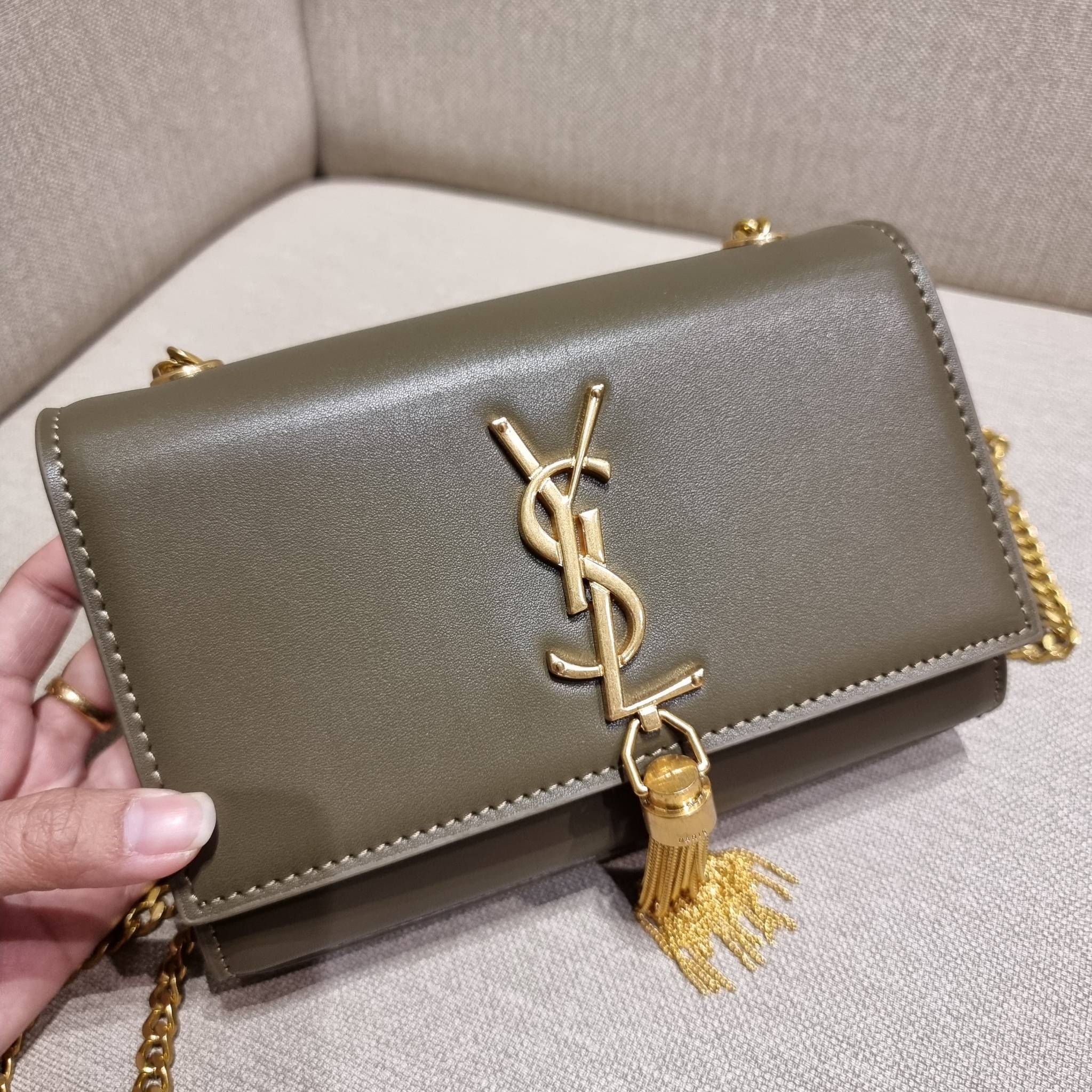 Yves Saint laurent small kate bag สุดหรู ทรง woc ที่แสนจะฮอตปรอทแตก ดีไซน์เรียบ แต่แอบมีดีเทลความหรูที่พู่ห้อยสีทองโดดเด่น เพิ่มความแพงอีกหนึ่ง วัสดุหนังแท้สัมผัสดีงาม ใช้งานง่ายเพียงแค่เปิด-ปิดด้วยกระดุมแม่เหล็ก ภายในเป็นช่องโล่ง มีช่องใส่บัตร ใส่มือถือ 