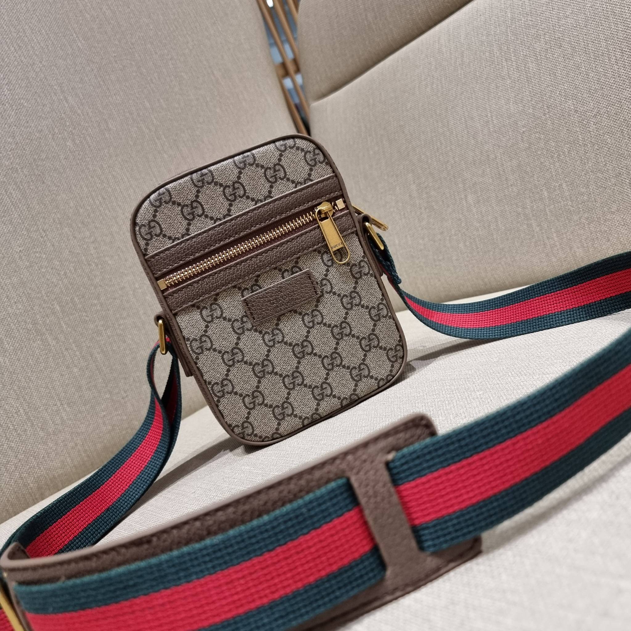 VIP 】GC VIP MINI MESSENGER CROSSBODY BAG กระเป๋าสะพายข้างพรีเมี่ยมกิ๊ฟลุคสปอร์ต เรียบแต่แอบหรู ไซส์มินิ น่าใช้!! วัสดุหนังแคนวาส ไม่ต้องห่วงเรื่องความทนทาน ✔️ ตกแต่งสายคาดหรู เท่ ดีไซน์สีตามสัญลักษณ์แบรนด์ เข้ากันมากๆ!! เปิด-ปิดด้วยซิป ด้านหน้ามีช่