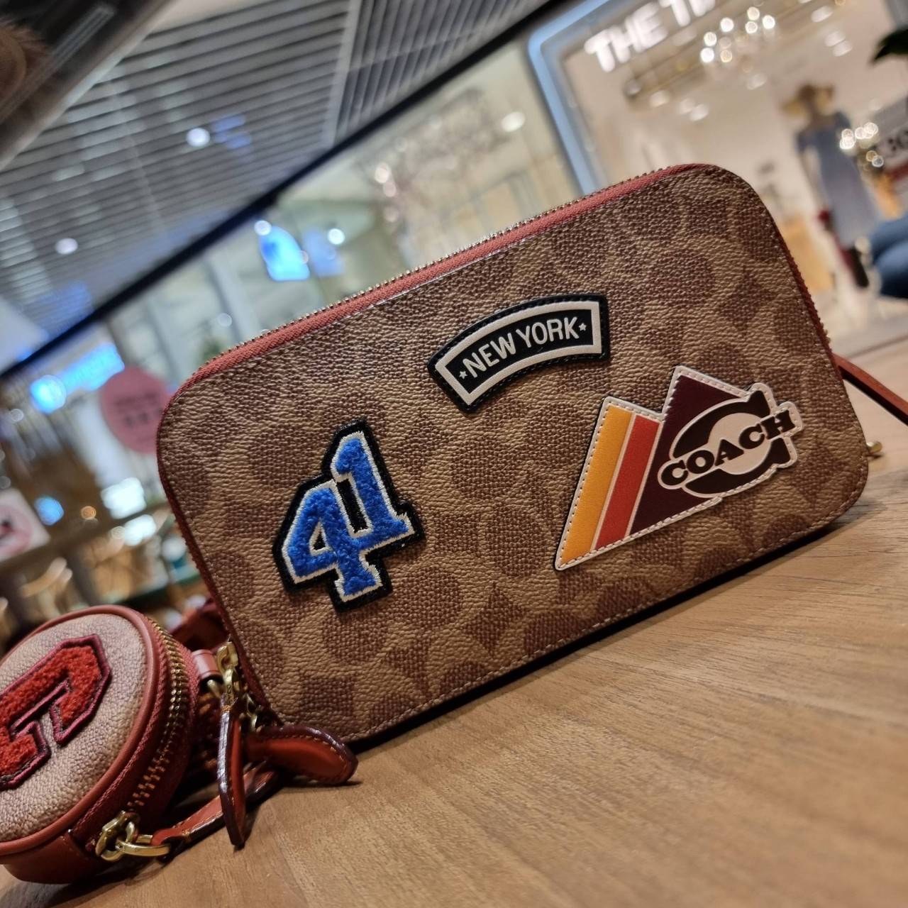 COACH C6744 CHARTER SLIM CROSSBODY IN SIGNATURE CANVAS WITH PATCHES คอลเลคชั่นฮอลิเดย์ สดใสพร้อมปังพร้อมส่ง!! น่ารักมากๆกับดีไซน์สกีเรทโทรวินเทจ วัสดุหนังแคนวาสเคลือบลายสลับหนังแท้ โดดเด่นด้วยแพทช์ลายสวยคม ดีเทลความเลิศมันอยู่ตรงนี้!! ตรงที่มีน้องใบเล็กมา