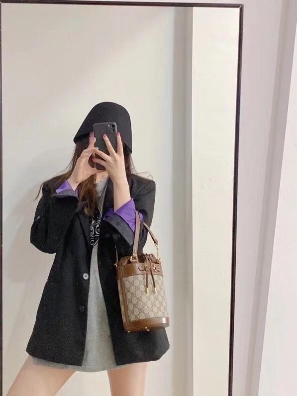 VIP 】Gucci Horsebit Gift Bag กระเป๋าสะพายข้าง Premiumgift วัสดุหนังแท้ เปิด-ปิด ด้วยกระดุมแม่เหล็ก ด้านในโล่ง ใส่ตังค์ ใส่โทรศัพท์ Iphone+ ได้ สายยาวปรับระดับได้ Crossbody ได้ น้ำหนักเบา มาพร้อมกล่องแบรนด์ สวยหรูดูแพง จะซื้อใช้เองหรือเป็นของขวัญก็เหมาะ ได